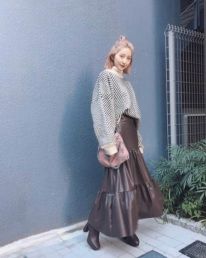 松尾 瞳のインスタグラム：「. 最近お気に入りのレザースカート🤎  #私服 #esutoreja  #esutorejaコーデ #esutorejasnap @esutoreja」