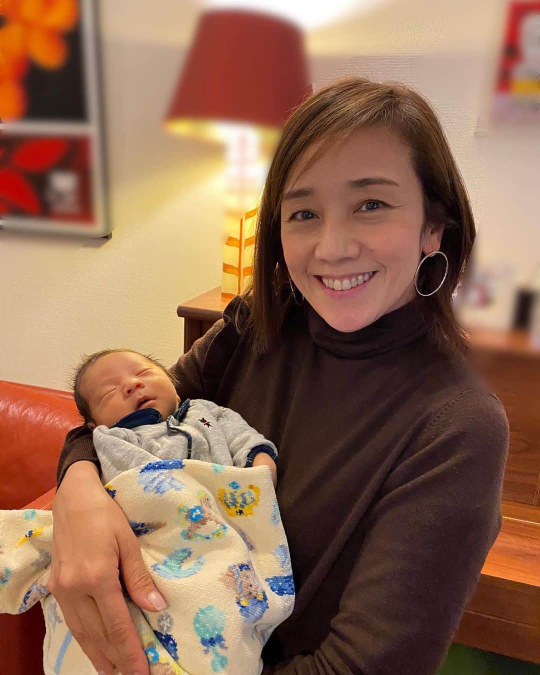 森上亜希子のインスタグラム：「昨日はひかるさんFamily に新年のご挨拶に行ってきました。 息子もひかるさんに初めまして‼️が出来ました😍 沢山抱っこして頂いて私も嬉しかったし、息子も嬉しそうでした😊  お部屋は暖房を効かしながら、換気をして、写真を撮る時以外はマスク😷 息子の事をとっても気遣って下さっていました。 私もそんな気遣いが出来る人にならなきゃと改めて思いました。  子供達はひかるさんのお子さんに沢山遊んでもらって、これまた超楽しかったみたい😊  私達夫婦はひかるさんご夫妻と超久しぶりにゆっくりとお話させて頂いて至福の時間でした‼️  ひかるさんFamilyが大好きな私達です❤️  #西田ひかる　さん #大好きな人 #見た目も心も #美しい #尊敬 #感謝 #テニス #tennis #familytime」