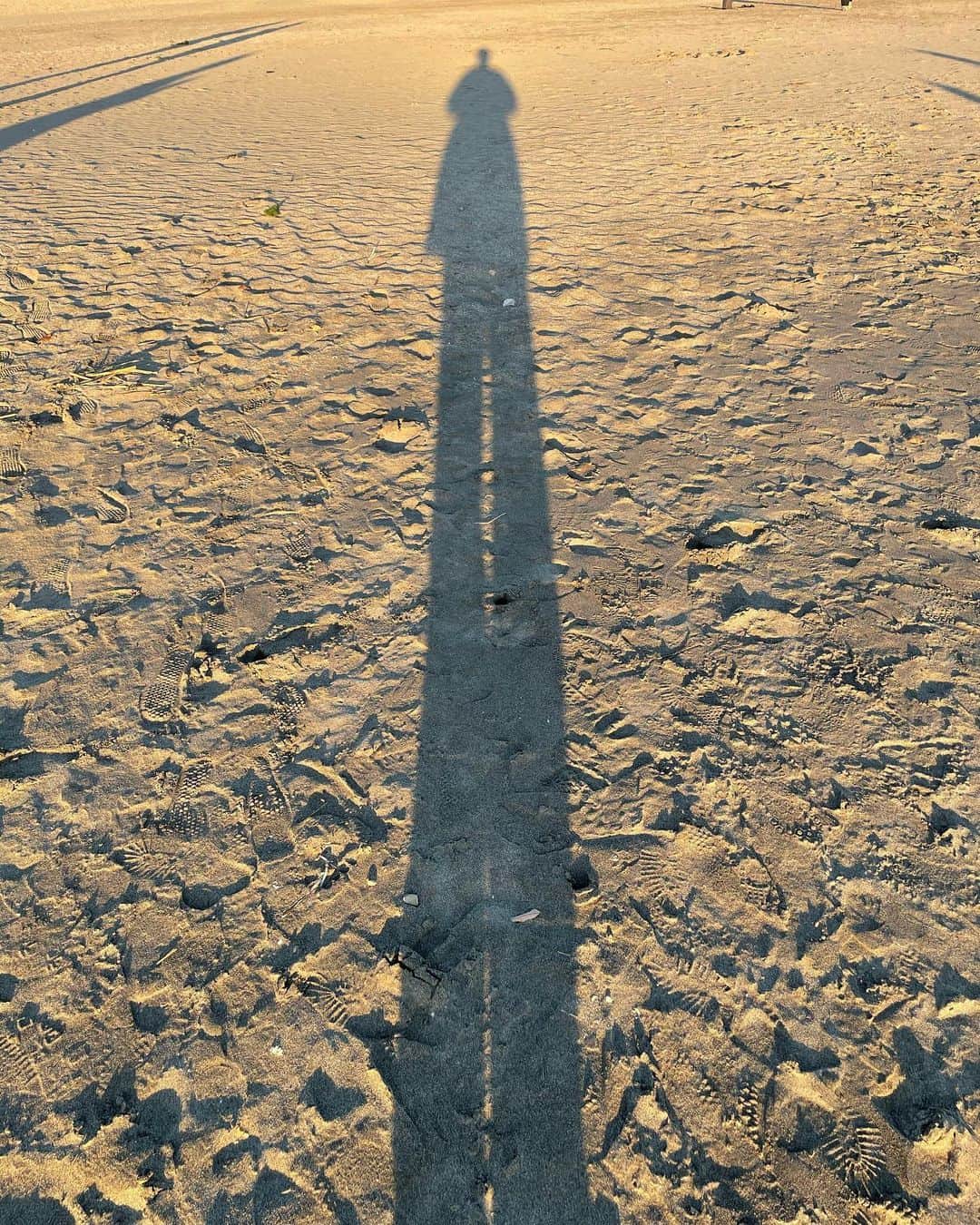田畑祐一のインスタグラム：「あけましておめでとうございます🌅 本年の伸び率こんな感じになったくれ！！！と願って撮った写真です🌅 皆さんにとって素敵な一年になりますように！本年も宜しくどうぞお願い致します🤲✨  #2021年 #謹賀新年 #ご挨拶」