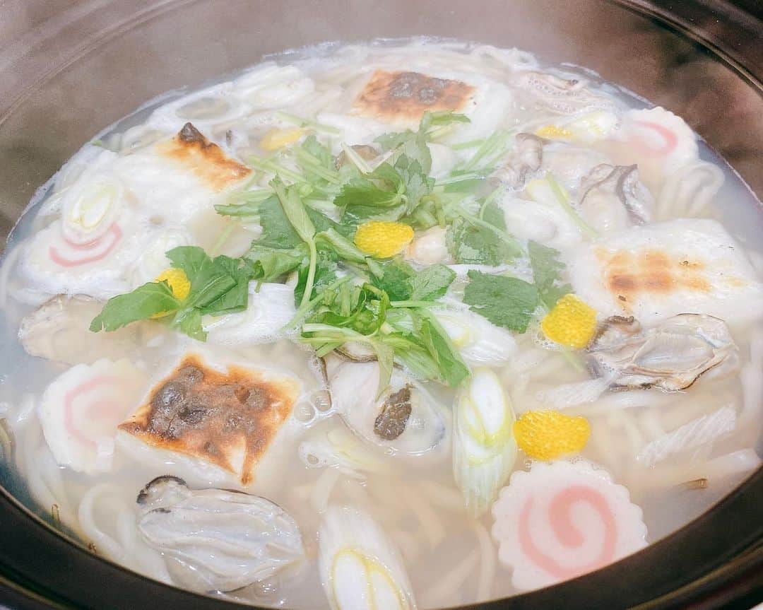 日髙のり子のインスタグラム：「🎍✨🎍﻿ 明けましておめでとうございます🤗✨ ﻿ 今日のお昼は、牡蠣うどん。﻿ 何かに役立つ！と冷凍庫に備えておいた牡蠣の出番がやって来ました🙌﻿ ﻿ お正月の残りもの、なると🍥も三つ葉も入れました。﻿ 柚子も散らしたりなんかして😆﻿ うちにあるものだけで作りました。﻿ ﻿ 今年は、ゆとりを持って気楽に、なるようになる！を目標にしているので、お料理もそんな感じです。﻿ 心穏やかに2021年を歩んで行こうと思います。﻿ ﻿ 今年もよろしくお願い致します❣️  #謹賀新年 #新年初投稿 #新春 #2021 #あけおめ #ことよろ #のんびり #ゆっくり #うどん #🎍 #🌅」