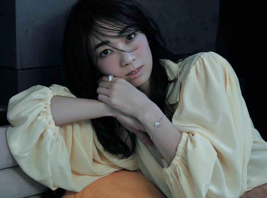 朝倉 豊のインスタグラム：「巻頭連載 【言い訳は何とでも。“思い切った”人から素敵になる。  今月のDAYLY LUXURY DIAMONDS】 #女のサードプレイスに似合うGUCCIのライオンヘッド @gucci  @story_love40 1月号 photo: @sannomiyamotofumi  model:  @chieko_0605  hairmake: @yukiomori_tokyo  composition: @shigemianzai  #mywork #GUCCI」