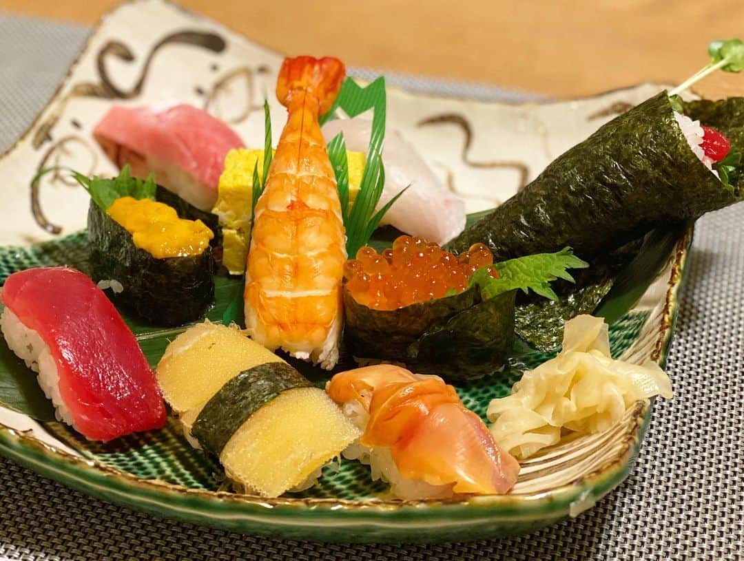 若尾綾香さんのインスタグラム写真 - (若尾綾香Instagram)「☆ 📍花春　寿司 お寿司らんち🍣  山梨帰るとだいたい行く美味しいお寿司屋さん。 海老が大きくて🦐 牡蠣もぷりぷりで🦪 牡蠣で食当たり起こした事あるから毎回食べるの恐怖だけど、 ここのは安心して食べてる♡  山梨の私が好きなお寿司屋さんです。  #お寿司#寿司#sushi #花春寿司#山梨一#yamanashi」1月4日 13時40分 - ayaka_wakao