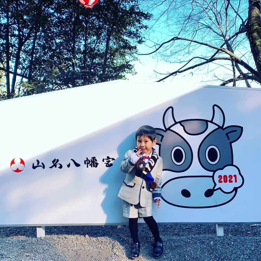 玉城ちはるのインスタグラム：「人を避けて初詣🌸 １組だけでした^_^🌺  #初詣 #山名八幡宮」