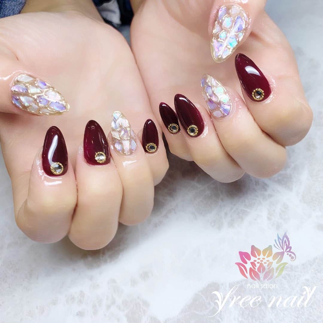 free nail フリーネイルのインスタグラム：「. お客様ネイル💅🏻🦢 . 埋め込みシェルがキラキラ✨ . ご来店ありがとうございました🙇🏻‍♀️🙇🏻‍♀️🙇🏻‍♀️💗 . . #ネイルアート #ジェルネイル #ネイルサロン #大阪ネイルサロン #ネイルデザイン #ネイルチェンジ #埋め込みネイル #シェルネイル #メタリックネイル #ストーンネイル #ボルドーネイル #クリアネイル #デザインネイル #トレンドネイル #シンプルネイル #きれいめネイル #大人ネイル #冬ネイル #winternails #nailsart #nailsdid #美甲 #日式美甲 #日式美甲胶 #日本美甲师 #日本美甲老师 #美甲上课 #日本胶 #フリーネイル #freenail」