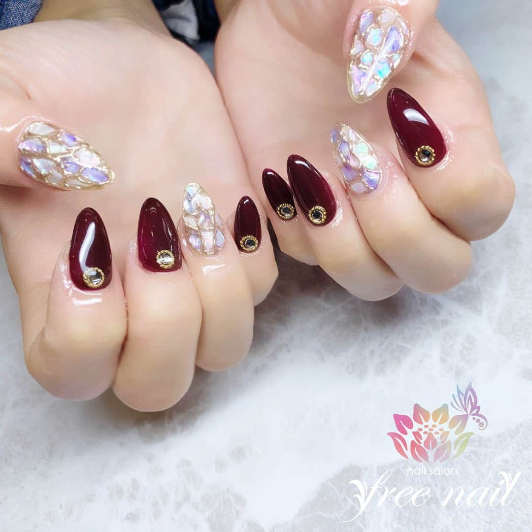 free nail フリーネイルさんのインスタグラム写真 - (free nail フリーネイルInstagram)「. お客様ネイル💅🏻🦢 . 埋め込みシェルがキラキラ✨ . ご来店ありがとうございました🙇🏻‍♀️🙇🏻‍♀️🙇🏻‍♀️💗 . . #ネイルアート #ジェルネイル #ネイルサロン #大阪ネイルサロン #ネイルデザイン #ネイルチェンジ #埋め込みネイル #シェルネイル #メタリックネイル #ストーンネイル #ボルドーネイル #クリアネイル #デザインネイル #トレンドネイル #シンプルネイル #きれいめネイル #大人ネイル #冬ネイル #winternails #nailsart #nailsdid #美甲 #日式美甲 #日式美甲胶 #日本美甲师 #日本美甲老师 #美甲上课 #日本胶 #フリーネイル #freenail」1月4日 13時57分 - freenail_jpn