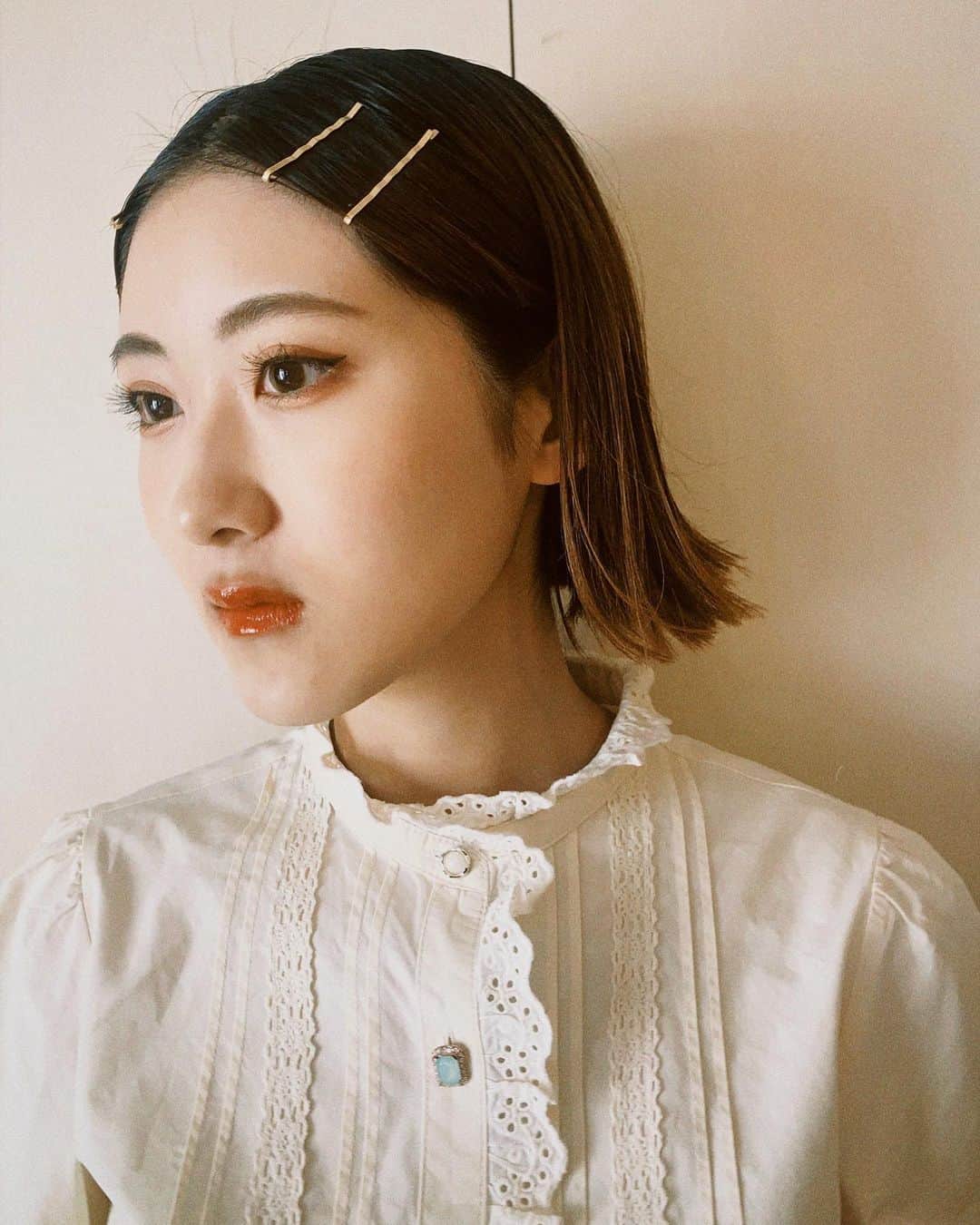 のインスタグラム：「久々投稿🧡  自分の顔似合うメイクをひたすら研究しております。 今日付けてるカラコンは、事務所の大先輩、指原莉乃さんプロデュースの『TOPARDS』ハニーアンバー！🤟🤟  #松城凜 #topardsカラコン #makeup #カラーコンタクト #太田プロ」