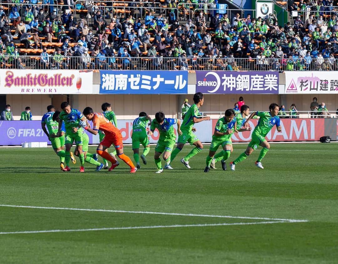 谷晃生のインスタグラム：「あけましておめでとうございます🎍  2021年も湘南ベルマーレでプレーすることになりました！ 皆さん今年もよろしくお願いします👍 #湘南ベルマーレ」