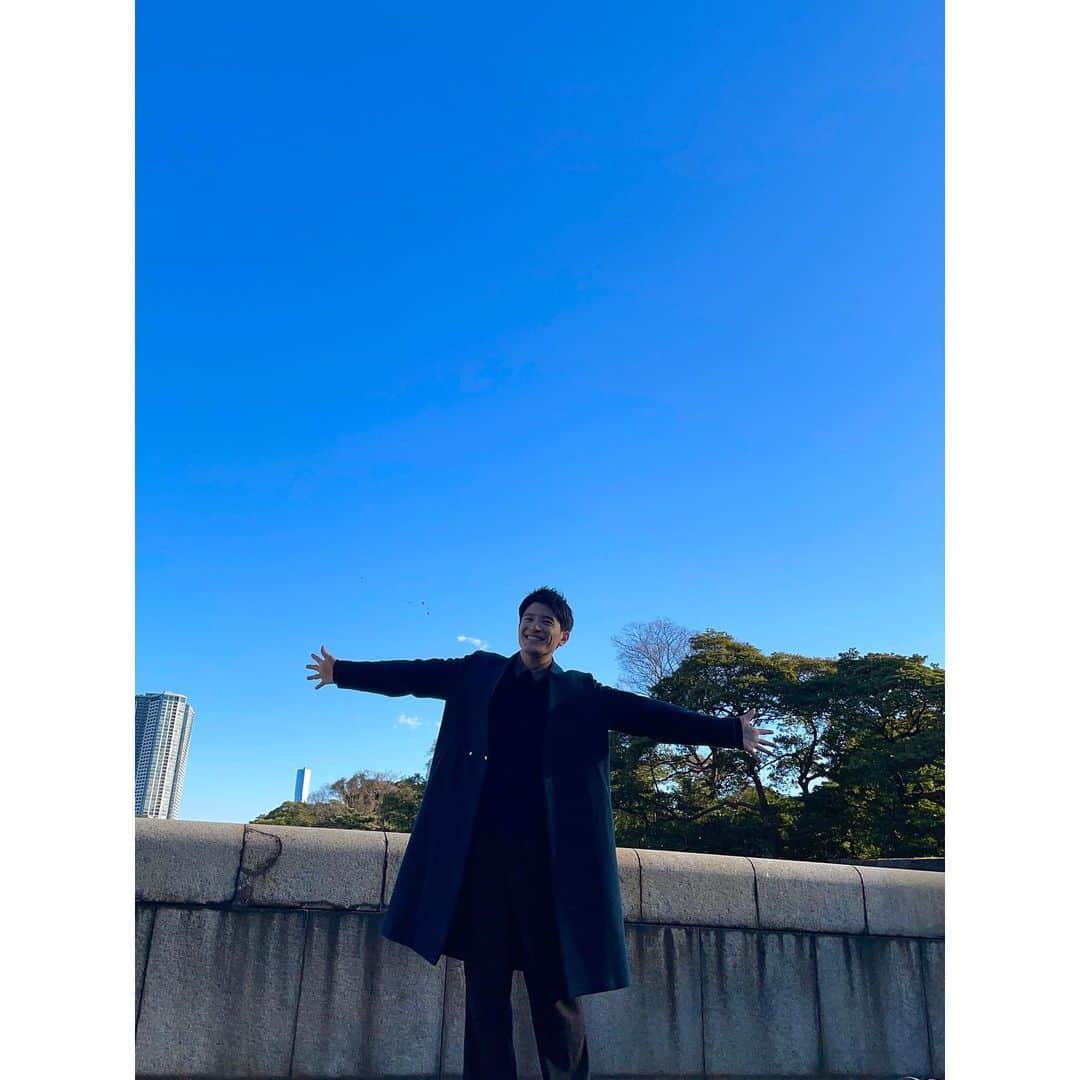 篠原光のインスタグラム：「. 今日から2021年ZIP!スタートです！ お仕事、学校、部活、も今日から！という方も多いのでは…？  今朝は起きられましたか？ 僕は大苦戦でした。🐄 お正月の贅沢な生活リズムを早く直さないと…  . #「はいチーズ」 #のポーズに困った人が #咄嗟に両手を広げた図 #✌️かこれしかポーズがない」