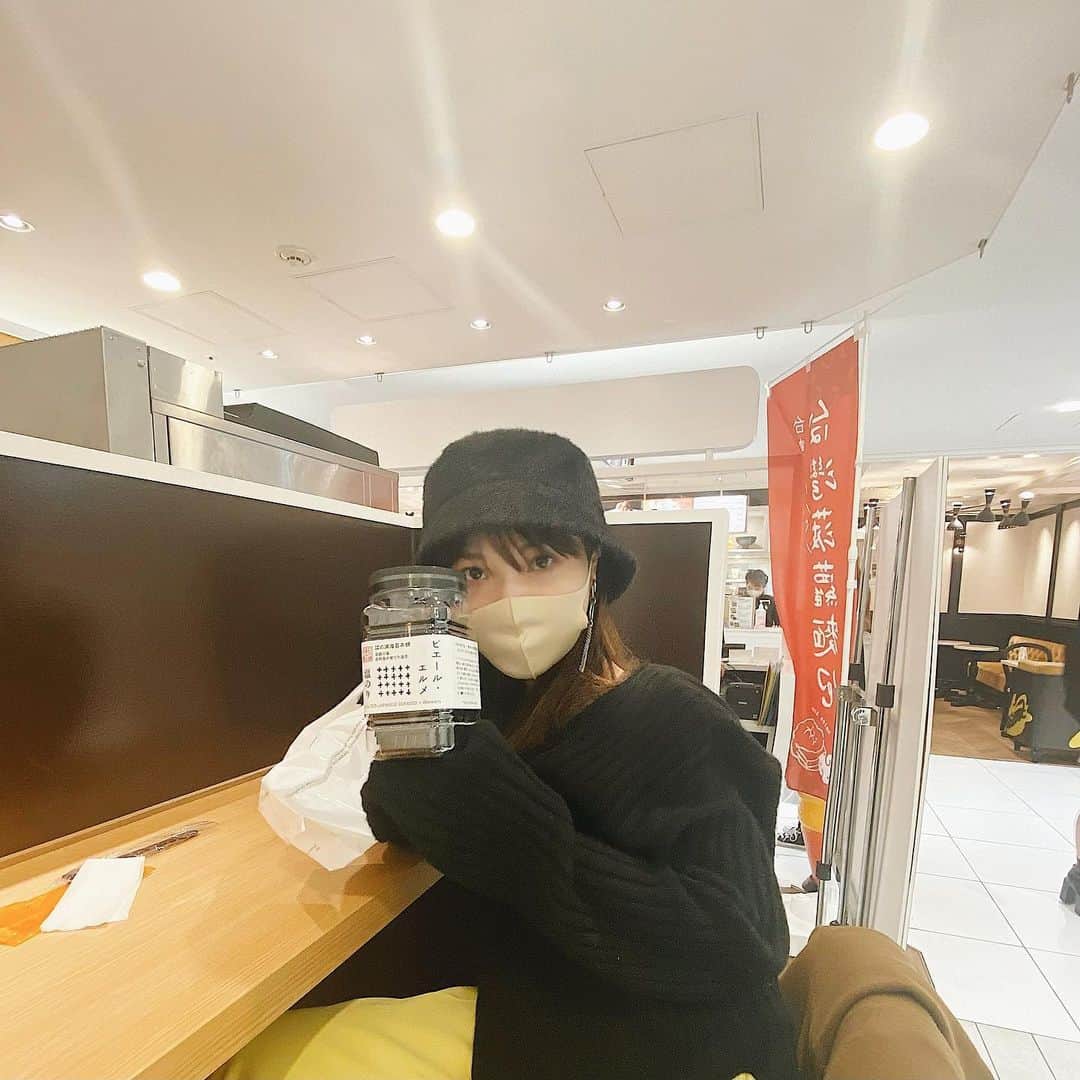 三橋栄香のインスタグラム：「🤍🤍 美味しいと噂の塩のりとのツーショット。喜びを抑えきれない顔してるね」