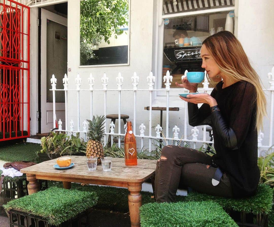 シャーニ・ヴィンソンのインスタグラム：「#Sitting #watching #waiting #2021 ☕️」
