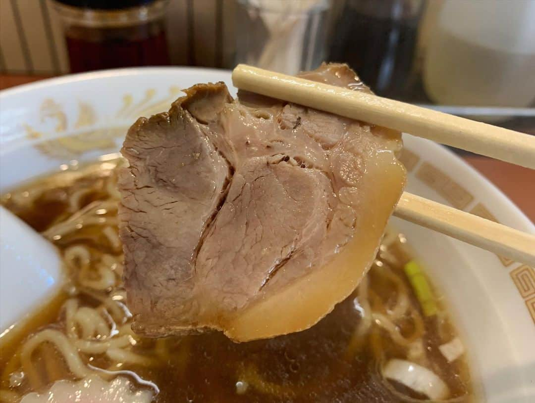 SUSURUさんのインスタグラム写真 - (SUSURUInstagram)「草むら@永福町 ラーメン 恥ずかしながら初訪🎉 永福町大勝軒の創業者の方が開店したという、ラーメン好きなら知らない人はいない名店中の名店です。 ラーメンは醤油しっかりと効いた煮干し出汁のスープにツルッと喉越しよく少し柔らかめに茹でられた中細縮れ麺。 ノスタルジックな雰囲気ありつつも旨味しっかり効いていて老舗の風格漂う一杯でした🍜 #susuru_tv #草むら #永福町 #東京 #うまい  #ラーメン #らーめん #ramen #ラーメン部 #ramennoodles #毎日ラーメン生活 #麺スタグラム #japaneseramen #japanramen #foodstagram #foodie #noodles #instanoodle #instaramen #instafood #susururecommended #永福町ラーメン #東京ラーメン #煮干ラーメン」1月4日 14時10分 - susuru_tv