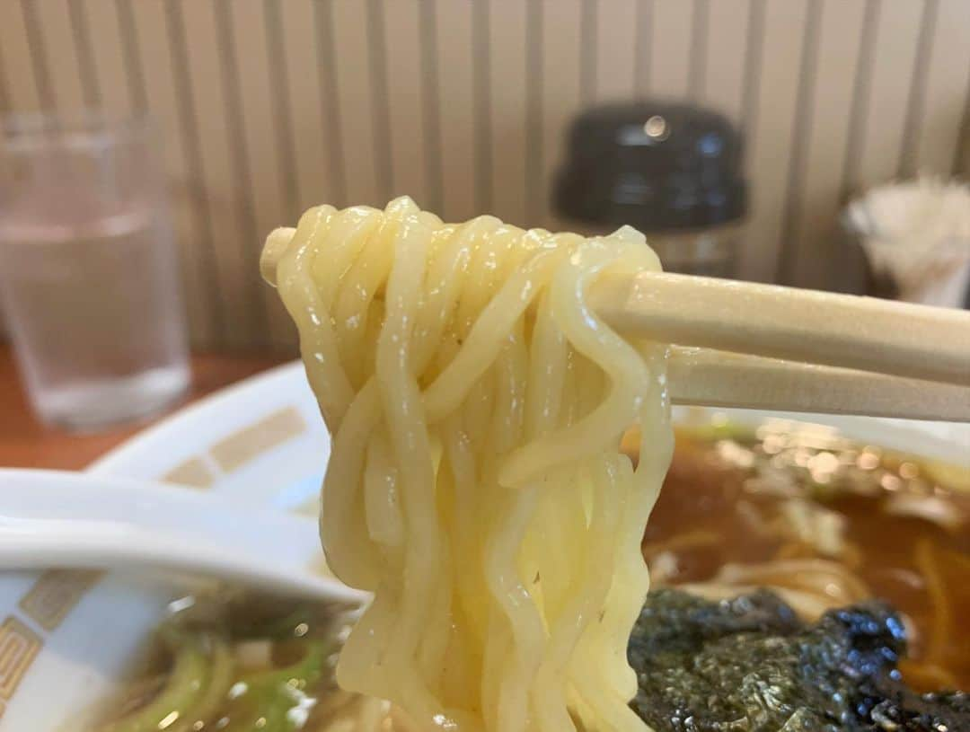 SUSURUさんのインスタグラム写真 - (SUSURUInstagram)「草むら@永福町 ラーメン 恥ずかしながら初訪🎉 永福町大勝軒の創業者の方が開店したという、ラーメン好きなら知らない人はいない名店中の名店です。 ラーメンは醤油しっかりと効いた煮干し出汁のスープにツルッと喉越しよく少し柔らかめに茹でられた中細縮れ麺。 ノスタルジックな雰囲気ありつつも旨味しっかり効いていて老舗の風格漂う一杯でした🍜 #susuru_tv #草むら #永福町 #東京 #うまい  #ラーメン #らーめん #ramen #ラーメン部 #ramennoodles #毎日ラーメン生活 #麺スタグラム #japaneseramen #japanramen #foodstagram #foodie #noodles #instanoodle #instaramen #instafood #susururecommended #永福町ラーメン #東京ラーメン #煮干ラーメン」1月4日 14時10分 - susuru_tv