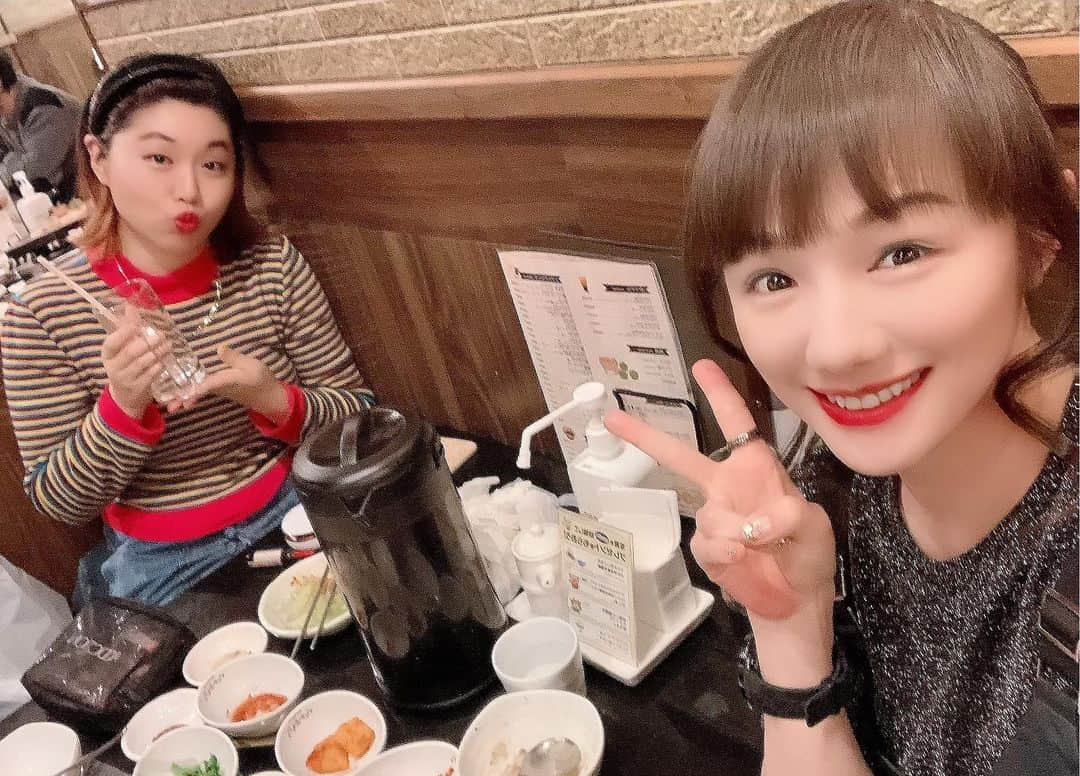 小出真保さんのインスタグラム写真 - (小出真保Instagram)「１ヶ月くらい前のお話だけど 韓国といえばこの方 初代 電波子さん @paco_azusa さんと新大久保へ‼️😄🥰 相変わらず めちゃくちゃ可愛いです。  新大久保のコスメ屋さんに行きました。すると店員の韓国のおばさまにコスメのこと聞きながら 梨泰院クラスおもしろいですよね！と言ったら  あなた チョイソ似てる！ と！なので すかさず見て！ものまねしてるの！と写真見せたら 大興奮しだして リップをプレゼントしてくれました🤣🥰  ぱこさんが 韓国語でいろいろとわたしのことおばさまに説明してくれて スゲーと 👏✨  カムサハムニダ！！#梨泰院クラス #チョイソ(#キムダミ)さん🙏  #写真 すごくイメチェンしたっぽく見える」1月4日 14時06分 - mahokoide