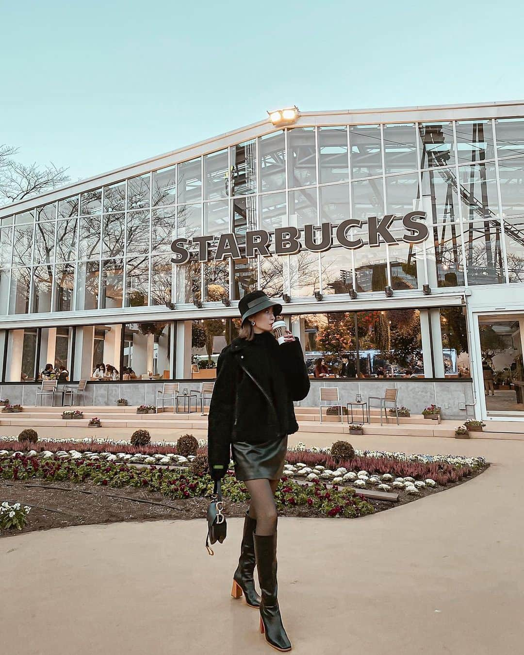 孫きょうさんのインスタグラム写真 - (孫きょうInstagram)「珍しい植物園×スタバのコラボ🪴☕️  よみうりランドに出来た新施設のHANABIYORIにあるスタバだよ🌼外は日本庭園で、店内は植物園になっていて可愛すぎる🌿  2月28日までHANAあかりというイベントが開催中で、 夜になるとスタバの奥のスペースで花と融合したプロジェクションマッピングもやっていて綺麗だった✨  外の花竹小路には約1,000本の竹灯籠や、聖門のライトアップが美しかったなぁ🎋  コロナ対策も徹底されていたし、よみうりランドに入らずHANABIYORIだけの入場も出来るよ！  @hanabiyori8717 @yomiuriland  #よみうりランド #よみラン #HANABIYORI #ハナビヨリ #HANAあかり #ハナあかり #スタバ #スターバックス #starbucks #カフェ巡り #花のある暮らし #植物園 #フラワーアレンジメント #子連れよみうりランド #子連れよみラン #子連れ旅行」1月4日 14時15分 - sonkyou1013