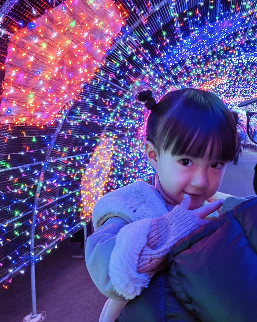 孫きょうさんのインスタグラム写真 - (孫きょうInstagram)「珍しい植物園×スタバのコラボ🪴☕️  よみうりランドに出来た新施設のHANABIYORIにあるスタバだよ🌼外は日本庭園で、店内は植物園になっていて可愛すぎる🌿  2月28日までHANAあかりというイベントが開催中で、 夜になるとスタバの奥のスペースで花と融合したプロジェクションマッピングもやっていて綺麗だった✨  外の花竹小路には約1,000本の竹灯籠や、聖門のライトアップが美しかったなぁ🎋  コロナ対策も徹底されていたし、よみうりランドに入らずHANABIYORIだけの入場も出来るよ！  @hanabiyori8717 @yomiuriland  #よみうりランド #よみラン #HANABIYORI #ハナビヨリ #HANAあかり #ハナあかり #スタバ #スターバックス #starbucks #カフェ巡り #花のある暮らし #植物園 #フラワーアレンジメント #子連れよみうりランド #子連れよみラン #子連れ旅行」1月4日 14時15分 - sonkyou1013