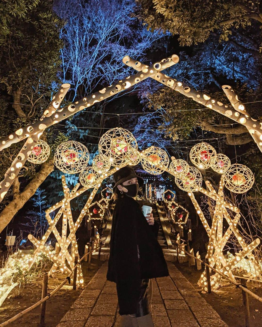 孫きょうさんのインスタグラム写真 - (孫きょうInstagram)「珍しい植物園×スタバのコラボ🪴☕️  よみうりランドに出来た新施設のHANABIYORIにあるスタバだよ🌼外は日本庭園で、店内は植物園になっていて可愛すぎる🌿  2月28日までHANAあかりというイベントが開催中で、 夜になるとスタバの奥のスペースで花と融合したプロジェクションマッピングもやっていて綺麗だった✨  外の花竹小路には約1,000本の竹灯籠や、聖門のライトアップが美しかったなぁ🎋  コロナ対策も徹底されていたし、よみうりランドに入らずHANABIYORIだけの入場も出来るよ！  @hanabiyori8717 @yomiuriland  #よみうりランド #よみラン #HANABIYORI #ハナビヨリ #HANAあかり #ハナあかり #スタバ #スターバックス #starbucks #カフェ巡り #花のある暮らし #植物園 #フラワーアレンジメント #子連れよみうりランド #子連れよみラン #子連れ旅行」1月4日 14時15分 - sonkyou1013