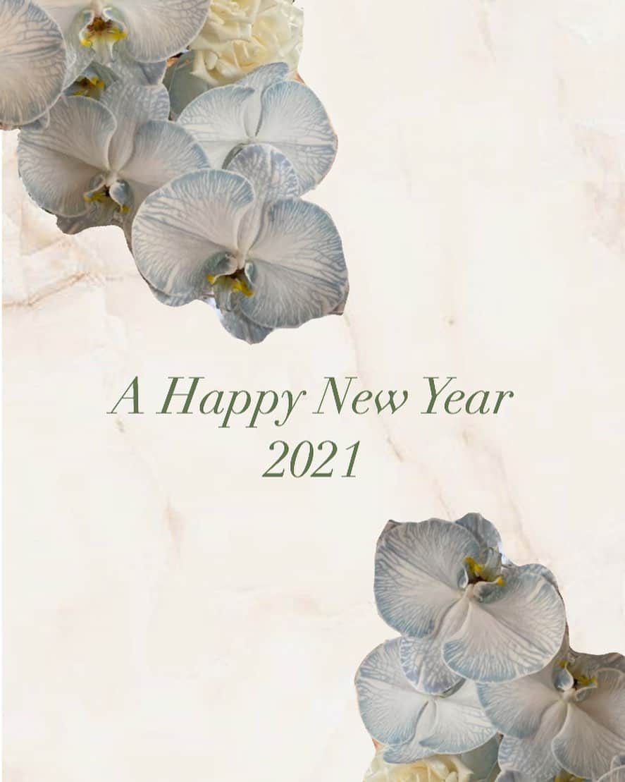 JUNOのインスタグラム：「A happy new year.﻿ ﻿ 明けましておめでとうございます。﻿ ﻿ 2020年は、愛する人と共に生きることが﻿ 私たちにとってどれほどかけがえのないものかを﻿ 実感する年となりました。﻿ ﻿ 2021年はその気持ちを忘れずに﻿ これからご結婚されて家族になられる皆様との﻿ 出会いを大切にし、﻿ 大切な方を一緒に大切に思いながら、﻿ 心を込めて最愛の一日を彩って参ります。﻿ ﻿ どんな些細なことも、ぜひ私たちにお話ください。﻿ ﻿ 皆様にとって温かく愛に溢れる一年に﻿ なりますように。﻿ ﻿ JUNO﻿ ﻿ ﻿ #inesdisanto﻿﻿ #MARCHESA﻿﻿ #antonioriva﻿﻿ #naeemkhan﻿﻿ #inmaculada﻿﻿ #kennethpool﻿﻿ #zacposen﻿﻿ #juno﻿﻿ #junowedding﻿﻿ #wedding﻿﻿ #weddingdress﻿﻿ #viktorandrolf ﻿﻿ #lenamedoyeff ﻿﻿ #ジュノ﻿﻿ #ウエディング﻿﻿ #ウェディング﻿﻿ #ウエディングドレス﻿﻿ #ウェディングドレス﻿﻿ #ドレス﻿﻿ #プレ花嫁﻿﻿ #2021秋婚﻿﻿ #2021春婚﻿﻿ #福岡花嫁﻿﻿ #東京花嫁﻿﻿ #九州花嫁﻿﻿ #関東花嫁﻿ ﻿」