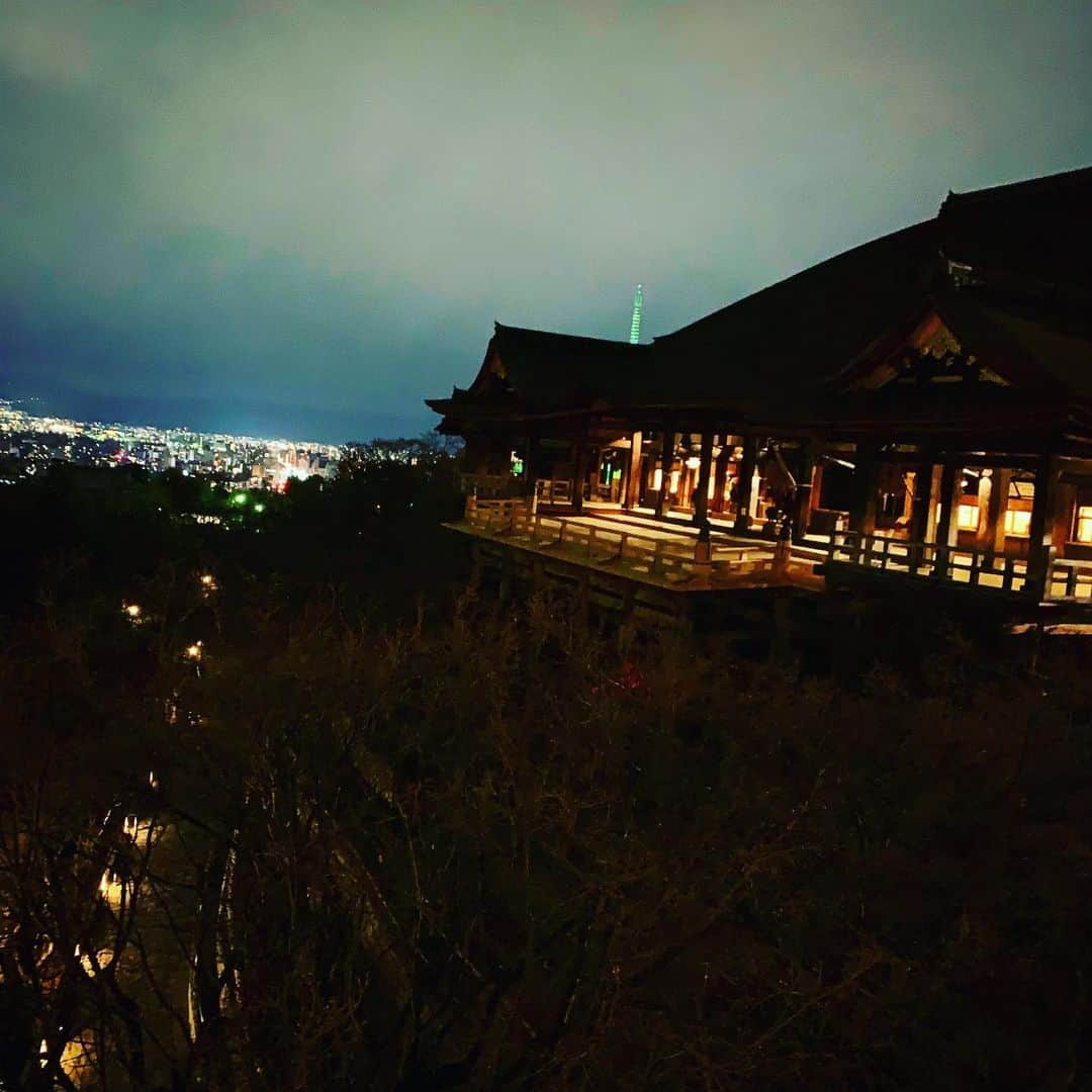 伊藤達彦さんのインスタグラム写真 - (伊藤達彦Instagram)「京都⛩ #神社巡り #1年記念日 #プレゼントありがとう #今年もよろしくお願いします🐮」1月4日 14時23分 - hakonehiko