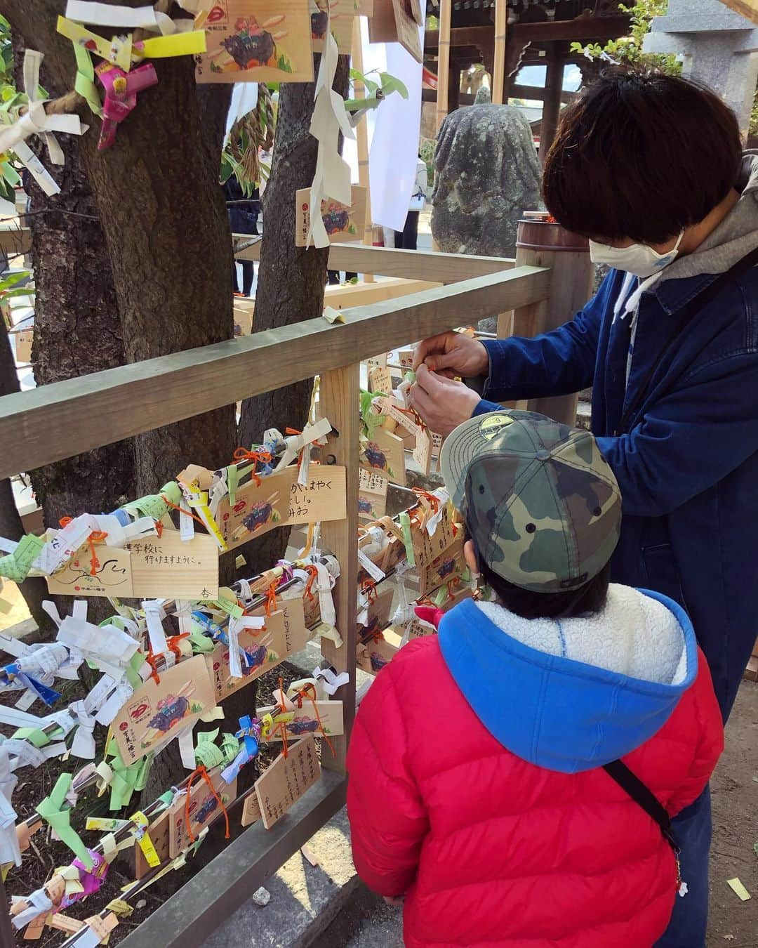 渡辺沙亜里さんのインスタグラム写真 - (渡辺沙亜里Instagram)「初詣行ってきました〜⛩ 今年は… @saari0205 大吉 @fumaclimb 小吉 @kazuma715 小吉 急いでもいい事無いみたいなので焦らず頑張ります(*´-`) 2021年も家族でクライミング楽しみます♪ #初詣 #大吉」1月4日 14時39分 - saari_watanabe