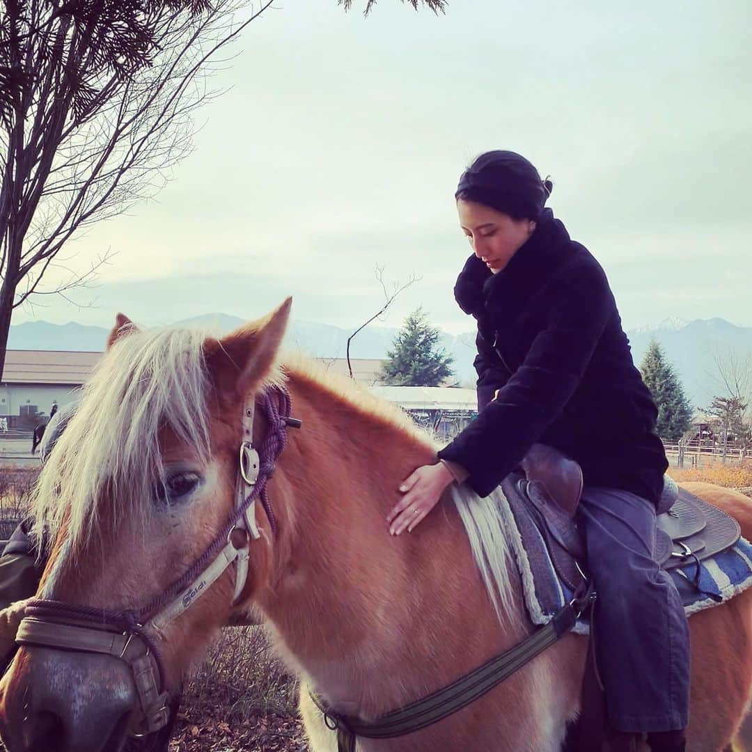 望月一花のインスタグラム：「2020年振り返りと2021年を迎えて  みなさま、あけましておめでとうございます🌅🎍  年末年始、実家でせわしなく 大掃除やお節作りに明け暮れていたので やっと自宅に戻り一息、 ふりかえりを書くことができました。  2020年、 価値観や大切にしていることを 浮き彫りにするような年でした。  ゆるゆると10年ほど続けていたYoga 一念発起し本格的に学び始めたのが年初め  そしてサードステージを機に 芸名を本名に改名して 立ちかえることが出来スッキリしたところで ロックダウンが始まって  コミュニティを断絶されて自宅で三食作るのを 困っている友人達を救うべく始めたのが 「みんなでごはん作ろう会」 オンラインでランチタイムに同時進行で 同じメニューのごはんを作る会。 私自身初めての試みでやれるか不安もあったけど 何かせずにはいられなかった。  結果、とても好評で喜んでもらえて 私自身も大きな学びを頂き 何か、扉が開く音が聴こえた。  ただのレシピや工程は世の中に 山のように出回っているのだけど 食材との向き合い方や心構え なぜ料理をするのか、なぜこの作り方なのかを 伝えるものはなかなかなくて。  ぁあ、私が大切にしたいのは、 伝えたいのはここなんだ、と気づけた。  「世の中のコトワリを、繋げること。」  Yogaが好きなのも ヴェーダが好きなのも ご飯を作ったりおいしいものを みんなで食べたりするのが好きなのも オーガニックや生産過程を重きにおいているのも クリエイティブな人や物が好きなのも  ぜんぶこれ。  想いや行動や物質的なものも常に循環している  地球の中の水分は一定なように 海にもなり水蒸気にもなり雨となりまた巡る 思えば中学の頃から 質量保存の法則がやたら好きだったんだ。  それぞれのコトワリの仕組みがわかれば それのもつ役割と意味を感じ どこと繋がっているのかも分かってくる。  それを、意識すること。  選択や行動を無意識ではなく 意識した生活を送ること。  簡単で当たり前のようで意外と難しい。 習慣を変えたり今まである常識や当然を 一回振り返り見つめ直す行為でもある。 そして、常に留まらず怠らず新鮮に リニューアルしていくことでもある。  これが一度やるとやみつきになる面白さなのだ。  なぜこれは、ここにあるんだろう？ なぜ冬は寒いんだろう？ なぜしめ縄はこうするんだろう？ 3歳の息子のようにピュアな目で 素朴な疑問と存在をみつけること。  それが、コトワリを説くヒント。  見つけてそれを理解したら 子どもが新しいことを覚えた時のように キラキラした眼をしていることでしょう それを、大人としてキチンと言語化して伝えたい きっとそれを聴いた人は同じように ワクワクする気持ちが湧き出てくると思うから。  世の中はこんなに美しくすでに整っていて 全てに意味があり偶然なんてなく 宇宙的規則性と貴方は繋がっているんだよって。 貴方自身も、自然そのものなんだよって。  生まれてきただけであなたそのものはすでに 完璧ではないかもしれないが充分なんだ 完璧って、なんだろうねって。 足りてるってなんだろうね。 我唯足るを知るって、どういうことだろうね。  生きているだけでバタフライエフェクトもあって そこに繊細で大胆なロマンを ほんの少しのエッセンスを見出すキッカケになれれば もうそれで本望です。  学生の頃、目標としていたのは 「人に影響を与えられる人になること」だった。 それは、何かを成し遂げたり、 成ろうとして成るものではない。  ただ、私自身が楽しんで誠実に突き進めば 一生懸命伝えようとしなくとも 伝わるものなのだと実感した年。  そんなこんなで、 2020年は「溜める」年。 必殺技を出すための力を溜めているように。  2021年は「余裕を創る」年にしたいな。 常にせわしなくいるのではなく 生活にゆとりと遊びを作って、 そこでクリエイティブを生み出したい。  長くなりましたが、記録も兼ねて。 本年もどうぞ宜しくお願い申し上げます！」