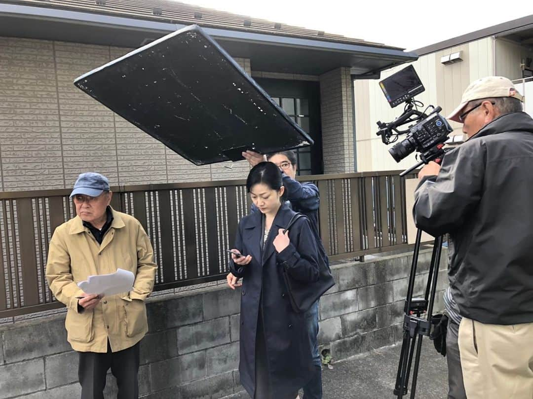 遠山景織子さんのインスタグラム写真 - (遠山景織子Instagram)「昨年テレビ東京で放送しました「どうしてこうなった⁉︎ドン底人生からの救出SP」 明日BSテレビ東京で再放送致します。 2021年1月5日(火)12:56〜14:30 ゴミ屋敷に出演しています。 明日の再放送是非お楽しみに #テレビ東京  #bsテレビ東京 #bsテレビ東京で再放送 #どうしてこうなった  #どうしてこうなったどん底人生からの救出SP #ゴミ屋敷 #ごみやしきからの脱却  #救出#スタッフ #キャスト #集合写真 #ロケ写真 #高校生役も演じます  #遠山景織子」1月4日 14時43分 - kyooko.9.tooyama