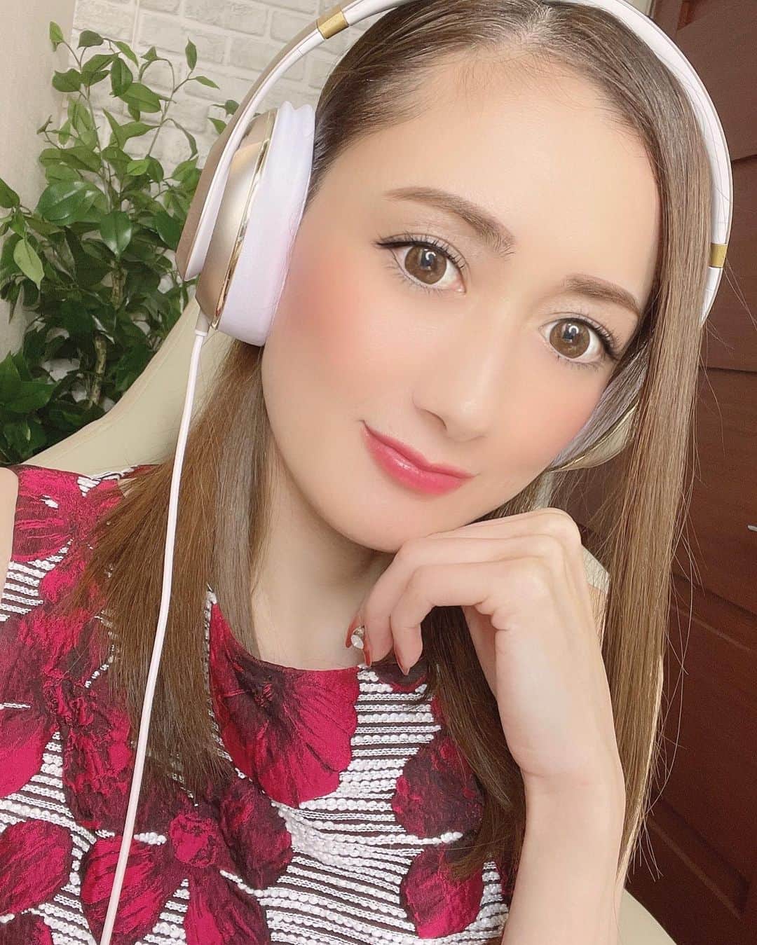 松永遥華のインスタグラム：「あけましておめでとうございます🌅🎍⛩ 今年も宜しくお願いします❤️ 2021年もみんなで楽しい、 ワクワク、キラキラ✨な一年にしていきたいと思います🎧🎶 大好きなみんな🙌🙌🙌🙌🙌 いくでぇー🙌😋🤍🤍🤍  #17 #イチナナ #イチナナライバー #ライバー#イチナナ」