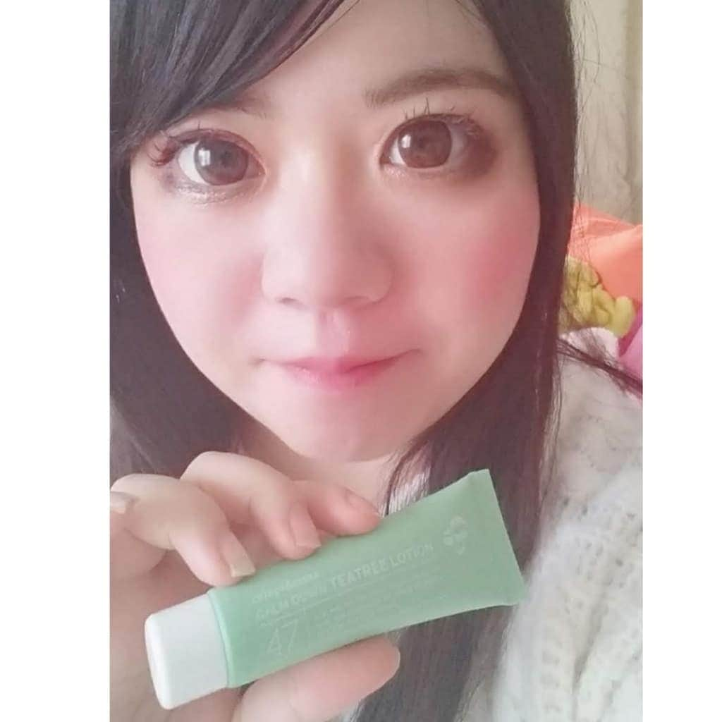 hoshizaki eriさんのインスタグラム写真 - (hoshizaki eriInstagram)「. Skin care💗🐰 . @celefit.jp さんからスキンケア トライアルセットをいただいたので 試してみました！ 感想を書きます💗(*´ω｀*) . . ♥ハグユアスキンモイスチャートナー ヒアルロン酸がたっぷり入ったトナー。 洗顔後にたっぷり塗りました。 しっとり滑らかなテクスチャーが 気持ちいい！ 肌にスッと馴染みます！ 潤いを与えてくれる感じ💗 . ♥ハグユアスキンモイスチャーローション これを付けるとしっとり もちもち肌になります！ 肌の奥まですーっと入っていく感じでした❣️ とろみのあるテクスチャーでした💗 . ♥グリーンプロテクションクレンジングフォーム クレンジング兼洗顔フォームって感じです。 毛穴に入った汚れもきれいに落ちます。 落としたあとの肌はしっとりして 潤います、良い感じ！ . ♥カームダウンティーツリーローション これほんと好きです！ すっごく滑らかなテクスチャーで、 肌にしっかり馴染むの！ つけたあとはつやつやさらさらすべすべな肌になります♥ 鎮静効果も期待できます❣️ . ♥タイトミーアップマスク 美白、鎮静、再生の三種類❣️  わたしは鎮静を使ってみましたが 袋から出すときにすっごく ねっとりした液でびっくりしました！ 袋からなかなか出せなかった💦笑 べたつかないけど とにかくねっとりしてる感じ！ ただ、外したあとは全くベタつかず スッキリしてもちもちした肌になります❣️ 荒れていた肌がすーっと落ち着く感じ！ 少したつと肌がひんやりして 毛穴などが締まっている感じでした！ . . 以上、感想でした❣️ . ほんとにおすすめだし お買い得セットだと思うので 是非チェック✅してみてくださいね💗 . Qoo10でセール中なので 併せてチェックしてみてね❣️ . . @celefit.jp @celefit_official さんから いただいて試しました♥ . . #celefit #skincare #セレフィット #韓国コスメ #オルチャン肌 #コスメお試し #cosme #beautyitem #cosmereporter #コスメマニア #スキンケア #qoo10 #PR #pleaselikeit #likebackalways #followme #followback #相互フォロー #맞팔 #팔로미 #뷰티인스타 #화장품스타그램 #인생템 #화장품추천」1月4日 14時54分 - eriiinyan17