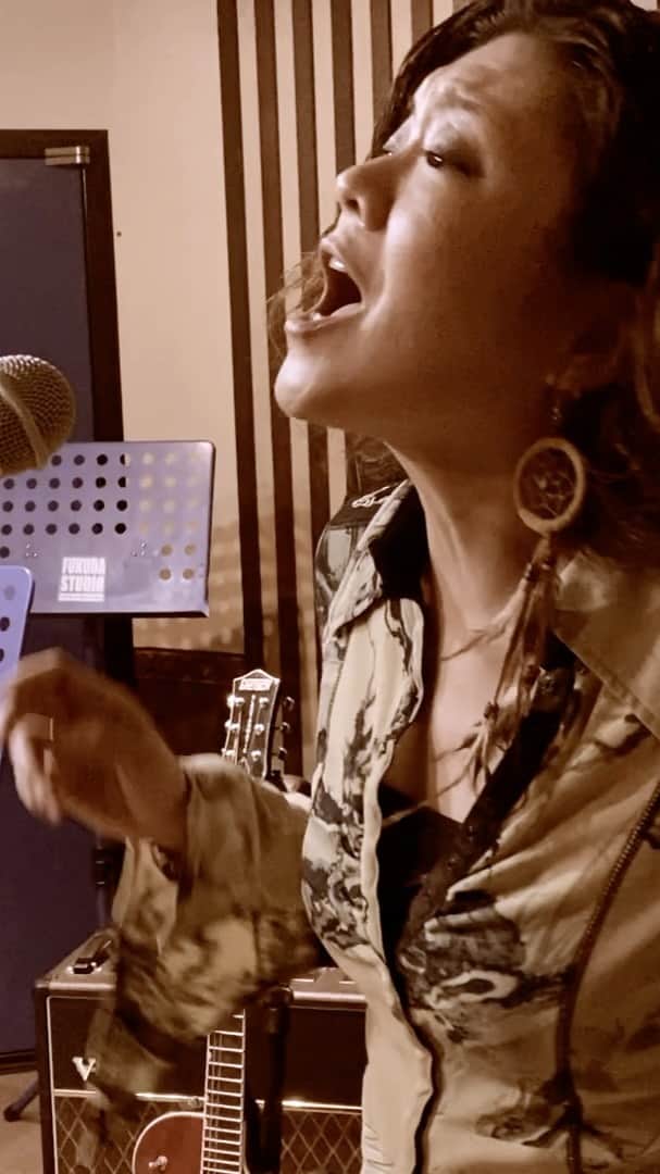 Tammyのインスタグラム：「『Baton』  『夜の月、夜の空-acoustic version-』   作詞,作曲 : Tammy 演出：飯田譲治   ◆『Baton』フルMV⬇ https://bit.ly/2WxGA9m   ◆『夜の月、夜の空-acoustic version-』フルMV⬇ https://youtu.be/hzDW5l2cd1w   ◆『Baton ダイジェストPV』⬇ https://youtu.be/VsVK4iZfiUo   【 Tammy official youtube 】 https://www.youtube.com/user/Tammyyanen2 (YouTubeで、Tammy officialで検索)   【 Tammy official website 】 http://tammyyanen.com     ◆◇◆◇◆◇◆◇◆◇◆◇◆◇◆  2020.11.25   Tammy 20th anniversary album  『Baton』now on sale!!  ¥3,000 (tax in) SRGM-007 ◆◇◆◇◆◇◆◇◆◇◆◇◆◇◆  #Tammy #PV #MV #飯田譲治 #Baton #夜の月夜の空 #MV #シンガーソングライター #Tammyyanen #movie #唄 #動画 #soul #singer #songwriter #guitar #artist  #solo #music #song #恩学 #音楽 #live #love #life #short」