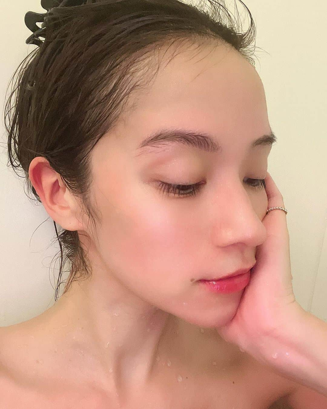 大森美知さんのインスタグラム写真 - (大森美知Instagram)「今年はコロナの影響で東京で年末年始を過ごす事になり、おうちで出来る美活をとことんやってます✨ 最低2時間は湯船に浸かりながら YouTubeみたりTikTokみたり#イチナナ みたり！笑  今年は10代の頃ぬいてた細かった眉毛も…笑 何年も眉毛 触ってないし色素が薄いので #眉毛アートメイク と、 写真で分かる様にスーパー逆まつげ なので #まつげパーマ をやってみようかな✨  基本まつ毛とかネイルはナチュラル思考なので、 マツエクとジェルネイルやってません。  第2回目の緊急事態宣言もどうなる事やら… 行ける様になったらオススメのサロン 見つけたのでご紹介しますね♡ なんだか近況報告な内容でした！笑  DMにコメント多いのですが返せないので、 質問は投稿のコメント欄でお願いします。  #おみち美容情報 #美容マニア」1月4日 14時48分 - michi_oomori_official