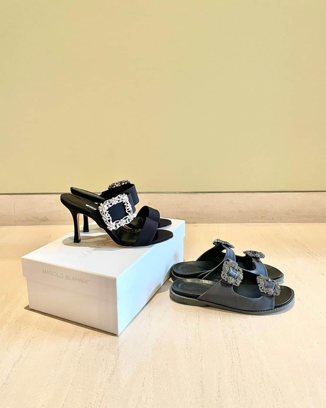 林村ゆかりのインスタグラム：「MANOLO BLAHNIK  履きやすく合わせやすそうなサンダルがマリーナベイサンズで半額以下のセールしてたから購入✨」