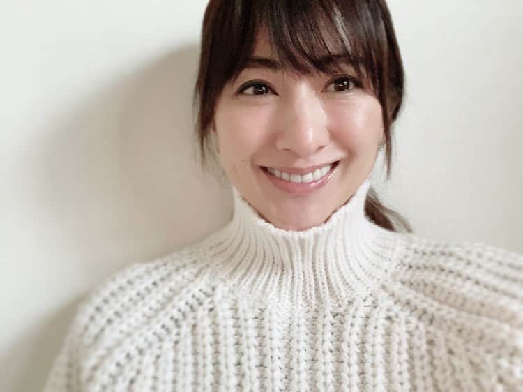前田ゆかのインスタグラム：「#美巣ゼリー は食べたことがありましたが、初、酵素スティックも朝に食べはじめました！  プルーン味で食べやすく、しっかり鉄分も摂取。天然アナツバメの巣と42種類の素材を発酵させた酵素スティック。 #美巣酵素スティック   発酵の力は食材の栄養を高めてくれて善玉菌も豊富に、ツバメの巣と酵素の二つのパワーで身体を巡る温の力をサポートしてくれます。  極端な冷えが和らいできた感じです。鉄分不足にも🙆‍♀️  食事をとったうえで気になる症状や予防にインナーケアやサプリメントはプラスして質を上げるものとして考えています！  #美巣 #ツバメの巣 #腸内 #納得していいものを #インナーケア」