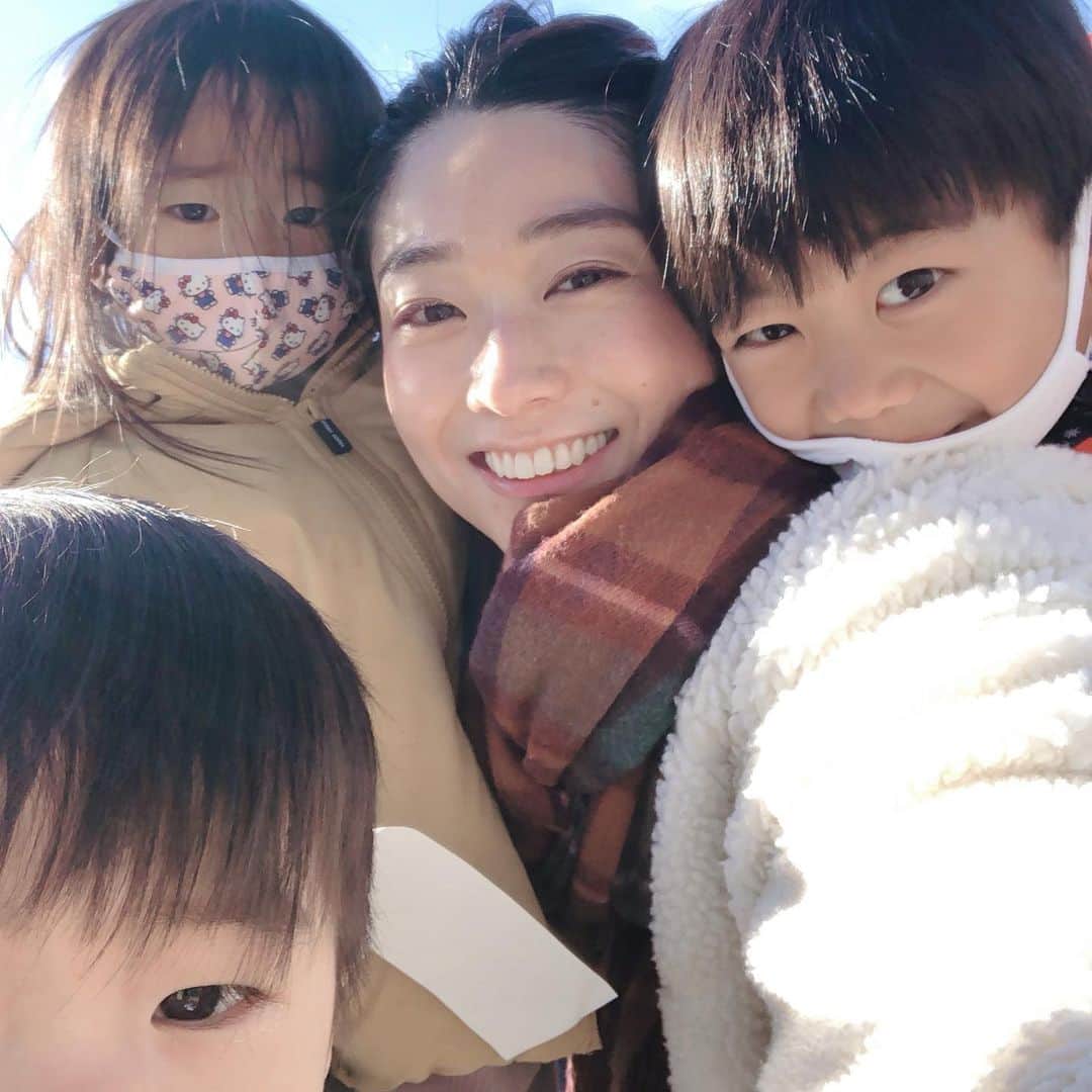 佐藤飛鳥のインスタグラム：「新年あけましておめでとうございます🎍  今年は元日早々からガミガミばばあ炸裂してて、あーこれじゃダメだ🤷‍♀️と思ってるところでしたが、おみくじ引いたら大吉だったので気持ち切り替えて行きたいと思います。  今年はちむたんは小学校入学、双子は予定より一年早く四年保育の幼稚園に入園させる事にきまりましたので、みんなそれぞれの世界が広がる年だと思います。 私もみんなに負けずに新しい事に挑戦していきたいと思うけど、まだ厄も抜けてないから今年は心穏やかに過ごせますようにという感じでいきたいです。  パパパティシエのお店もご愛顧いただきありがとうございます😭❤️ 今年もバタバタとうるさい家族ですがよろしくお願いいたします🤪  皆さんにとっても笑顔溢れる素晴らしい一年になりますよう願っています。」