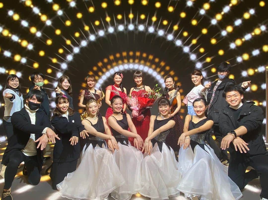 のインスタグラム：「Diamond Dust Show💎  約2ヶ月、知らない土地で普段と違う環境でしたが、皆さんいい人たちばかりで…おかげで楽しく過ごさせていただきました。  はじめましての謝珠栄先生演出、お久しぶりの玉麻尚一先生の音楽で洋楽を沢山歌わせていただきました🎙  ありがとうございました✨」
