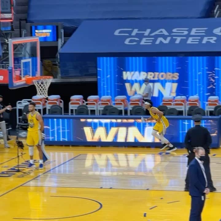 エイヨシャ・カレーのインスタグラム：「💙💛. So proud!!! 62?! Year 12?! Goodness. Best part is he’ll be excited about it sure, BUT it’s more about the team wins for him. That’s what makes him so special. Love you @stephencurry30 #dubnation foreverrrr. @warriors... @dami0nlee clutch with @drinkoxigen celebration FTW!!!!」