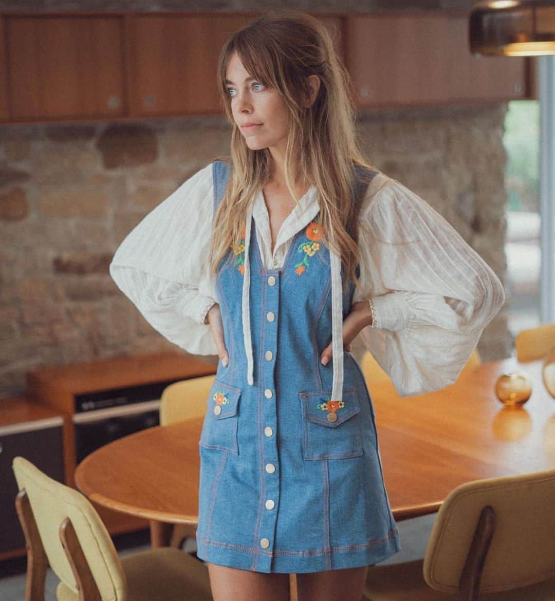 アリスマッコールのインスタグラム：「Beauty @christinamacpherson in the Winona Mini Dress 🌻 #aliceMcCALL」