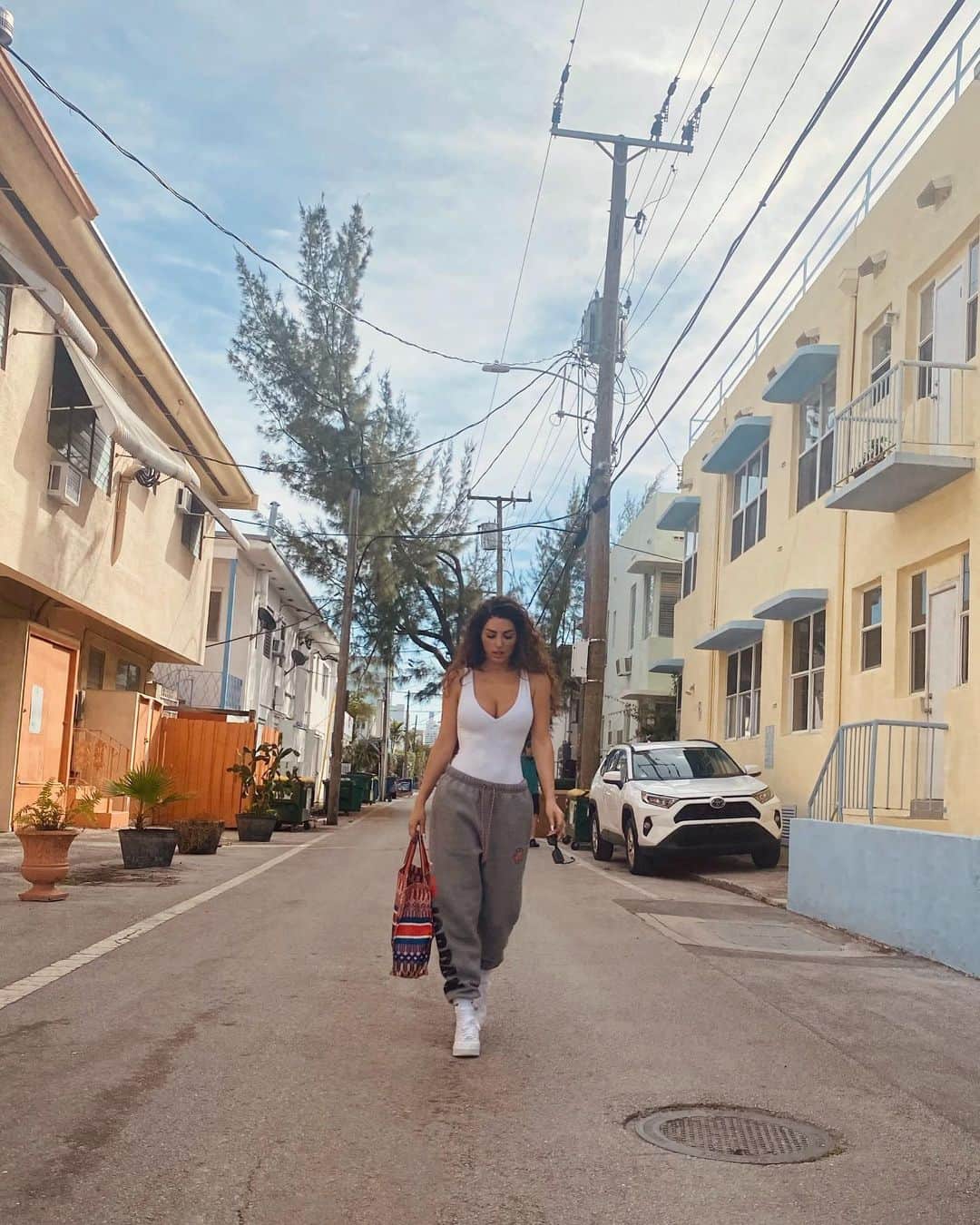 ヨランテ・ヴァン・カスベルヘンのインスタグラム：「It’s a journey... no on is ahead of you, or behind you. You are not more “advanced”, or less enlightened. You are exactly where you need to be. It’s not a contest... It’s LIFE. We are ALL teachers, and we are ALL students. 💛」