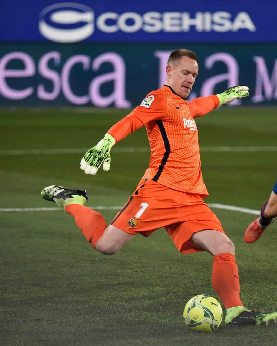 LFPさんのインスタグラム写真 - (LFPInstagram)「The GREAT @mterstegen1! 🔥 • ¡El GRAN #TerStegen! 🙌 • #Barcelona #LaLiga #LaLigaSantander #Football」1月4日 15時00分 - laliga