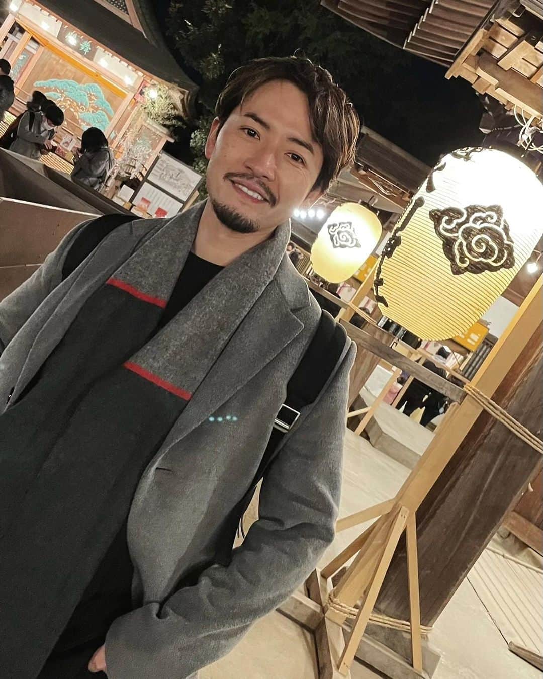 小柳津林太郎のインスタグラム：「A belated Happy New Years! Welcome 2021. What a crazy year it was in 2020. I hope this year is full of positive changes and chances for you all.  改めて、明けましておめでとうございます。クレイジーな2020年から、皆さんにとって前向きな変化とチャンスに溢れる2021年になることを祈っています。  個人的には、去年仕込みに仕込んだ仕事のタネから徐々に芽が出てきたので、その芽を仲間たちと大切に育てます。花咲くのはその後で！  #新年 #2021年 #丑年 #コロナに負けるな #変化を楽しもう #川越 #coedo #小江戸川越 #川越氷川神社   #ootd Coat #hautecouture  Scarf @loewe  Pants @commedesgarcons  Shoes @oao_footwear  Bag @ysl」