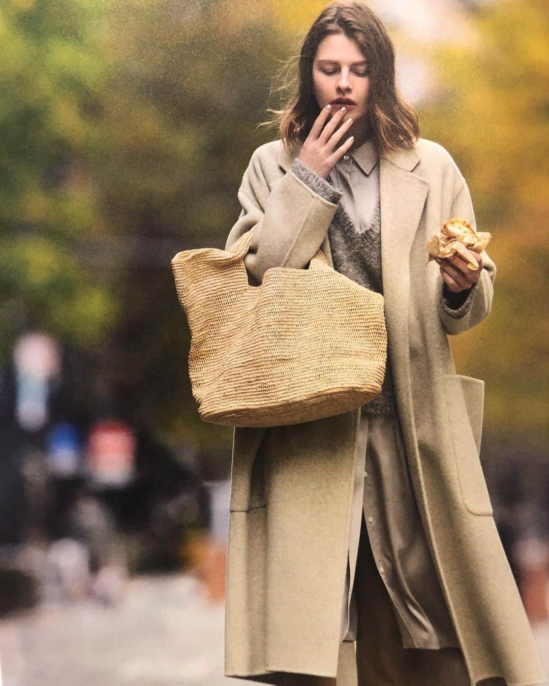 のインスタグラム：「🧥👜🖤　@gisele.magazine ⠀ 『先があるこれからのベージュ』⠀⠀⠀⠀ 『ブラウン系の中で好きをつなげる』⠀ ⠀ Bags ：@brie_leon ⠀ ⠀⠀ お問い合わせは @jack_joat まで＊⠀ #giselemagazine #brieleon #raffia #beads #bag #ブリーレオン #ジゼル2月号」