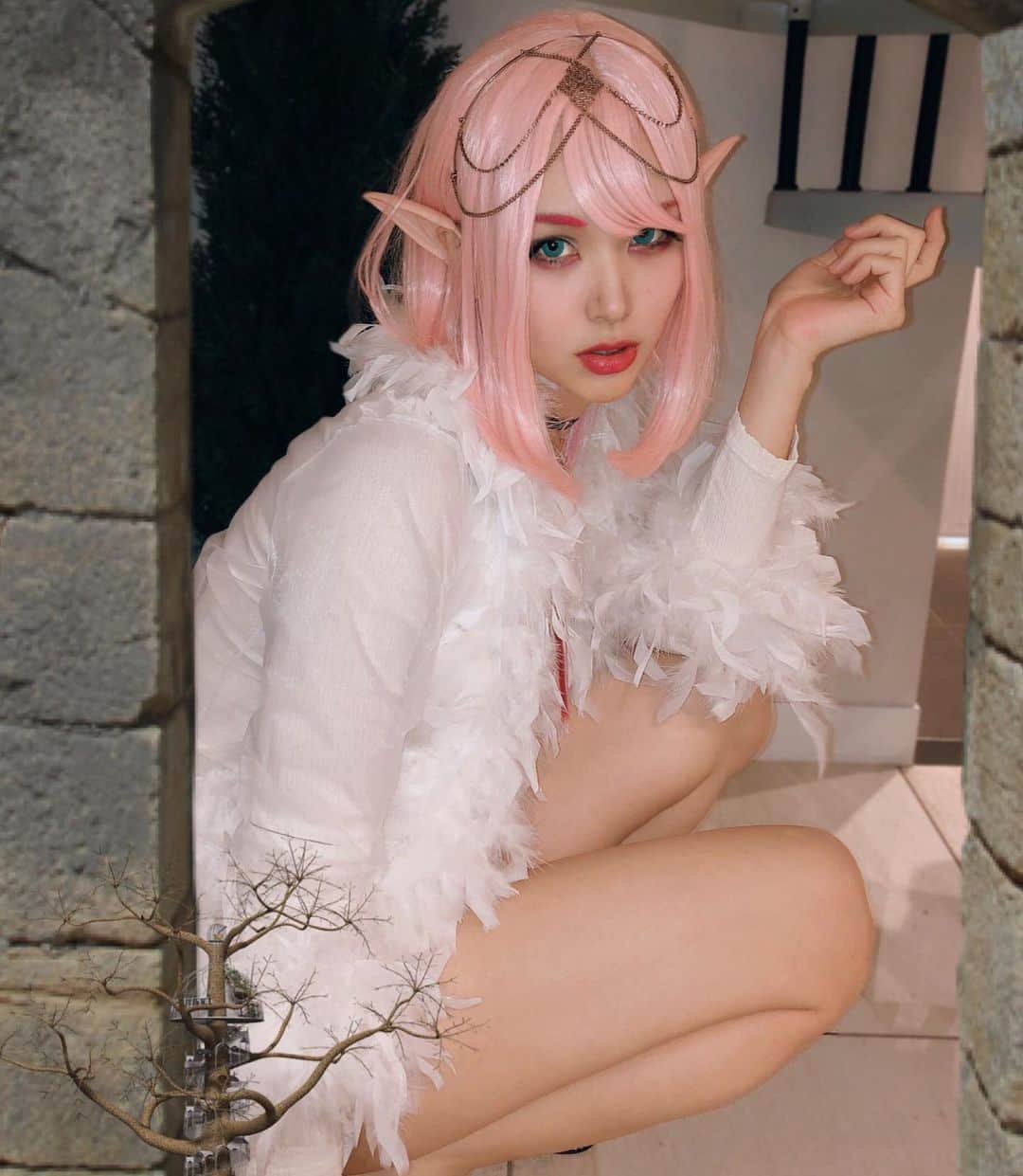 のインスタグラム：「扉の向こうへ🧝‍♀️ . ††††††††††† 𝙴𝙻𝙵 𝙶𝙸𝚁𝙻🧚‍♂️ ††††††††††† #ポートレート  #transgender #transwoman  #transsexual #transgirl #コスプレ　#エルフ  #goth #gothgirl #nugoth #queer #tgirl #lgbtq  #ピンクヘアー #cosplay #altanativegirl #kawaiigirl  #妖精　#elf #elfgirl」
