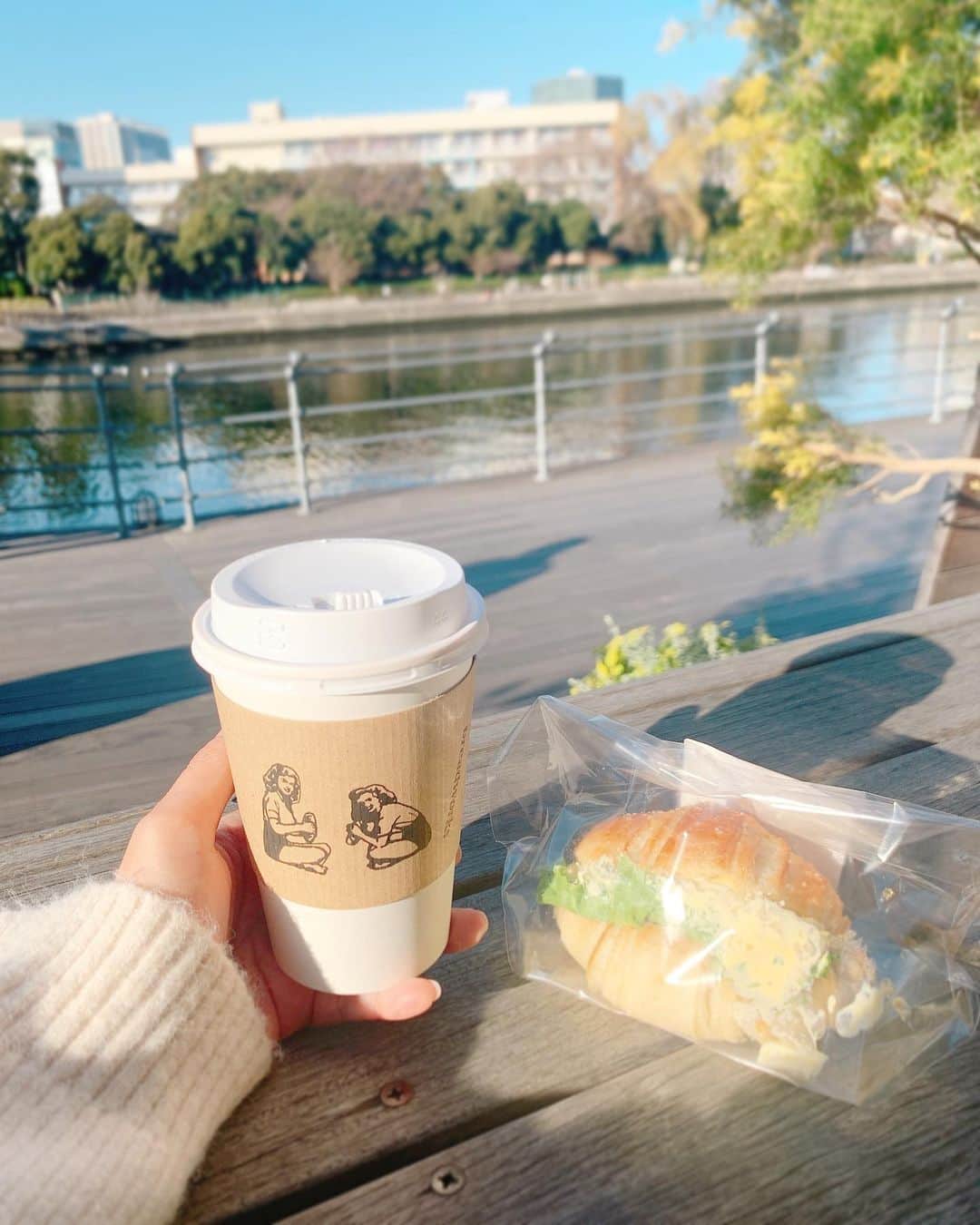 木南清香さんのインスタグラム写真 - (木南清香Instagram)「☀️🥪☕️ ・ ・ 本当に清々しいお天気が続いて 気持ちのいい年明けで嬉しいですね☺️ ・ 大好きなパン屋さん🥖で #たまごサンド と #コーヒー を買って お店近くの川沿いでお昼ごパン♡ ・ #☕️ #coffeetime  #塩パンのタマゴサンド #テイクアウト #breadworks」1月4日 15時14分 - kinami_sayaka