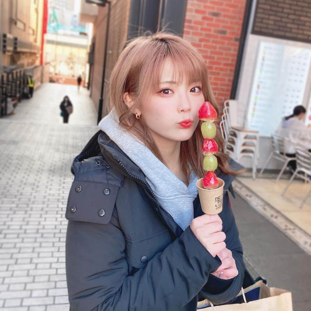 川村虹花さんのインスタグラム写真 - (川村虹花Instagram)「はじめてお店のいちご飴たべた(｢🍓･ω･)｢🍓 さいつよでした🤝 . #食べる時だけマスク外したよ #周りに誰もいないとこで食べたよ #映たいがために買ったよ #もちろん味も最強 #美味しかった #いちご飴 #マスカット飴」1月4日 15時15分 - nanaka_kawamura