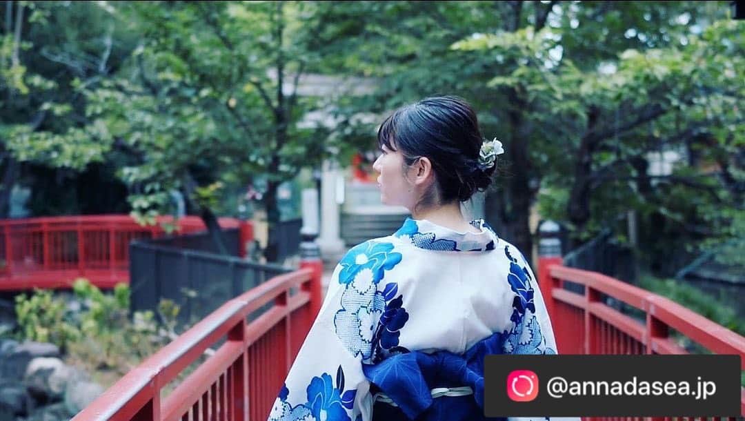 旭桃果のインスタグラム：「Photo by @annadasea.jp   @m0m0ka_asahi  . . . . . . . . . . . #ファインダー越しの私の世界  #写真好きな人と繋がりたい  #動画編集  #動画編集してる人と繋がりたい  #vlog #旭桃果　#役者　#デートなうに使っていいよ  #浴衣女子 #浴衣ヘアアレンジ  #浴衣デート  #浴衣美人 #ノスタルジーな瞬間を  #vlogger  #love #舞台役者」