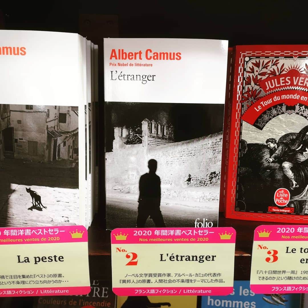 フローラン・ダバディーのインスタグラム：「Wow #洋書 の大セール、明々後日です。絵本、小説、雑誌など、お見逃しなく🎑 The splendid Kinokuniya Shinjuku Takashimaya foreign bookstore is holding a great sale from Thu Jan 7th, don't miss it ! #àrevers #フランス文学 #kinokuniyabookstore」