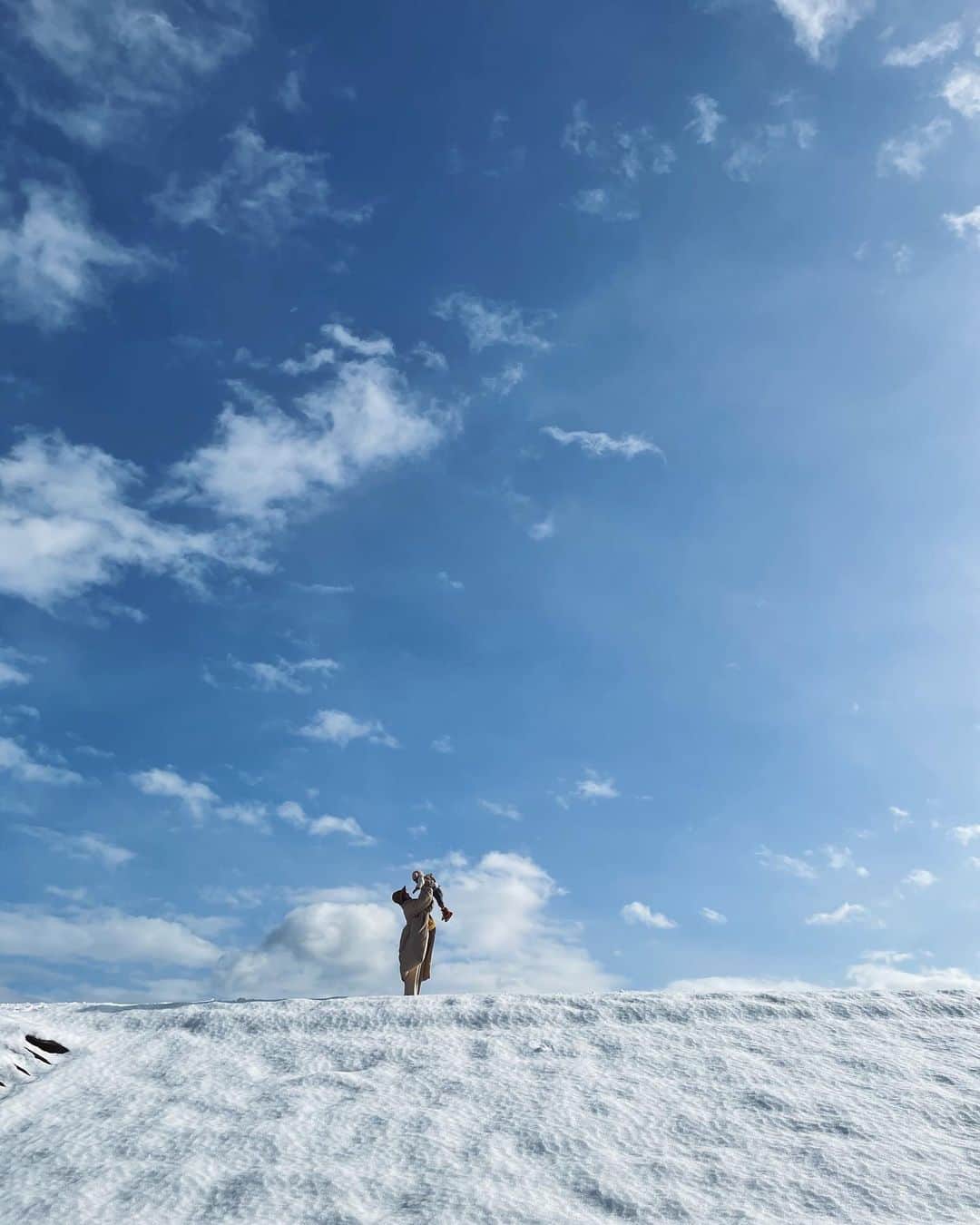 ジュジュさんのインスタグラム写真 - (ジュジュInstagram)「....⛄️ . . やはり自然は良い。 . 来年は吹雪位の所へ遊びに行こう!!🌬⛄️ . #雪遊び #旅道中 #手袋の準備不足」1月4日 15時19分 - hiraka