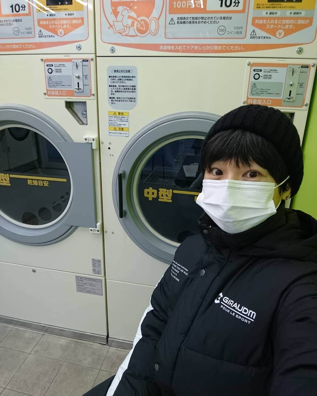のインスタグラム：「只今、乾燥中〜😜 (デニム👖をわざと縮めるために乾燥機にかけにコインランドリーへ〜😄) #最近休みの日はこのベンチコートばっかり💦 #ほぼ全身隠せるから下に何着ててもOK 〜😅  #子供用160  #暖かさ重視  #無印良品のビニが好き  #muji  #bini  #ビニ  #비니  #吉本新喜劇 #新喜劇 #よしもと新喜劇 #よしもと」
