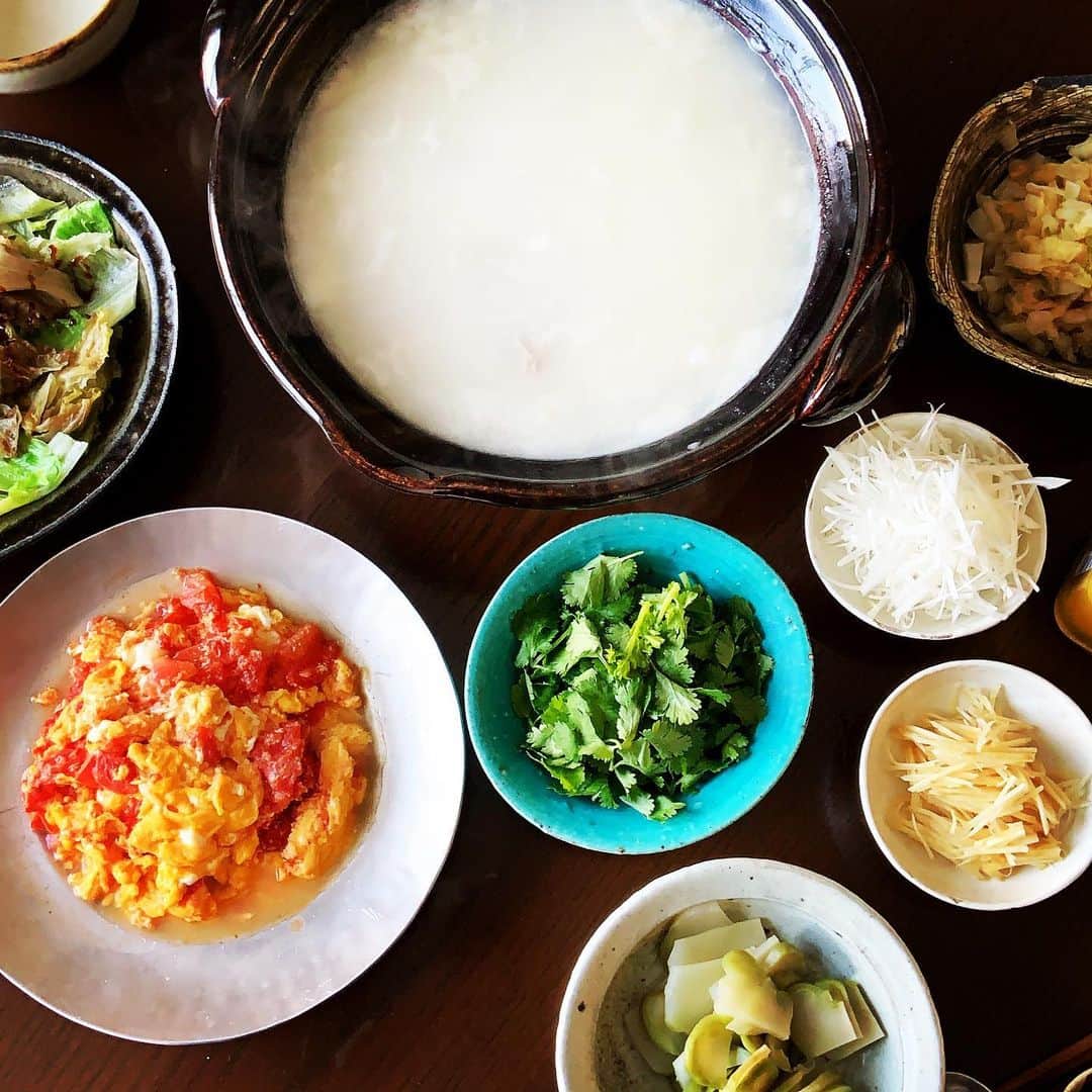 のインスタグラム：「七草を待たず、しみじみごはんを欲してお昼は中華粥。米の粘りが出ないように一度米を炒めてから熱湯を注ぎ、残りものの鶏もも肉の皮を取り除いて加えコトコト煮込む。薬味をいろいろ用意。お腹に優しく身体が芯から温まった。  #中華粥 #滋養めし #土鍋 #土楽窯 @dorakugama」