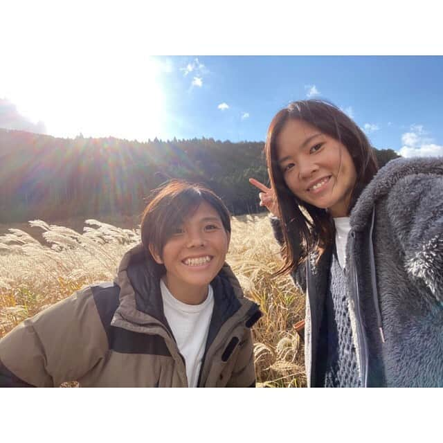 南野亜里沙さんのインスタグラム写真 - (南野亜里沙Instagram)「... まさか2人でstellaを離れて違うチームに移籍するとはね、、、  はると出逢って苦楽を共にしてきて６年。 こんなにも自分の事を理解してくれる人に出逢えると思わんかったな〜。 実はめちゃくちゃネガティブで、心配性で、でも人前でそんな姿は見せない強い人。 どんなに辛い事や納得いかない事があっても何も言わずに淡々と最後までやりきる人。 チームの為に誰よりも走り続ける人。 人としてもサッカー選手として尊敬してる人であり、友達っていう領域を越えてもう家族みたいな関係で、負けたくない永遠のライバル。 はると一緒にサッカーするのめちゃくちゃ楽しかった! はるのアシストで何点決めさせてもらったか😇 またいつか一緒のチームでサッカー出来ますように🙏🏻  お互いチャレンジの年になるけど、頑張ろう🤜🏻🤛🏻🔥 離れてもズッ友😘  #川島はるな　#相棒　#ズッ友」1月4日 15時26分 - minamino.arisa_10