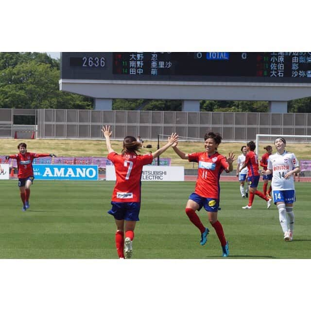 南野亜里沙さんのインスタグラム写真 - (南野亜里沙Instagram)「... まさか2人でstellaを離れて違うチームに移籍するとはね、、、  はると出逢って苦楽を共にしてきて６年。 こんなにも自分の事を理解してくれる人に出逢えると思わんかったな〜。 実はめちゃくちゃネガティブで、心配性で、でも人前でそんな姿は見せない強い人。 どんなに辛い事や納得いかない事があっても何も言わずに淡々と最後までやりきる人。 チームの為に誰よりも走り続ける人。 人としてもサッカー選手として尊敬してる人であり、友達っていう領域を越えてもう家族みたいな関係で、負けたくない永遠のライバル。 はると一緒にサッカーするのめちゃくちゃ楽しかった! はるのアシストで何点決めさせてもらったか😇 またいつか一緒のチームでサッカー出来ますように🙏🏻  お互いチャレンジの年になるけど、頑張ろう🤜🏻🤛🏻🔥 離れてもズッ友😘  #川島はるな　#相棒　#ズッ友」1月4日 15時26分 - minamino.arisa_10