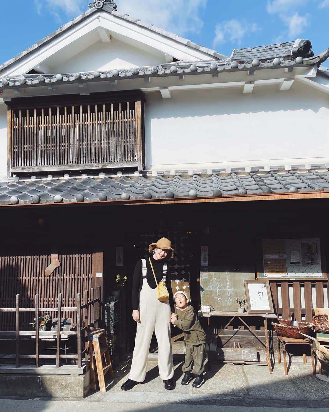 ジュジュのインスタグラム：「ずーっと行きたかった　@hakutoya_sasayama へ🤍 . 🍙お腹に居る時に...🤰 篠山にお邪魔した際にfollowerさんにHirakaさん好きそう！！と教えてもらっていて、その時気になってたけど行けなかったから今回♫ . 2階やお庭にまでびーっしり作家さんの器や古道具が並んでいました🖐🏻♡ . うん。 大好きやわ🌿 #いつまでもおれる . ついでに篠山の街並みも大好き🤍 . . #寄り道 #帰路 #篠山」
